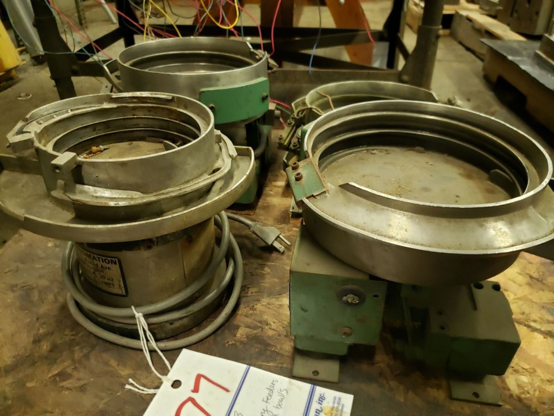 LOT OF VIBRATING FEEDERS WITH EXTRA BOWLS - Image 2 of 3