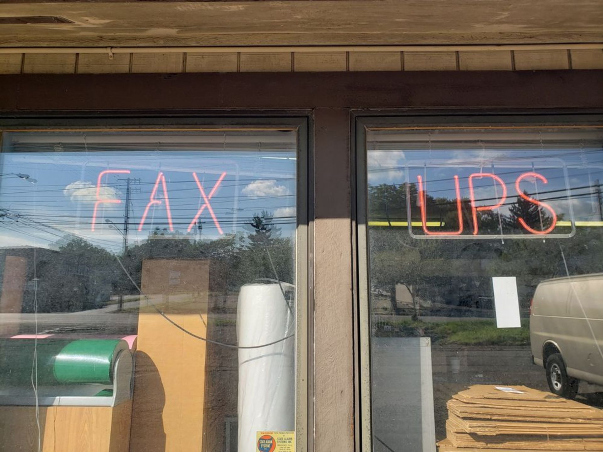 NEONS SIGNS - FAX AND UPS (Note: Your bid is multiplied by the quantity)