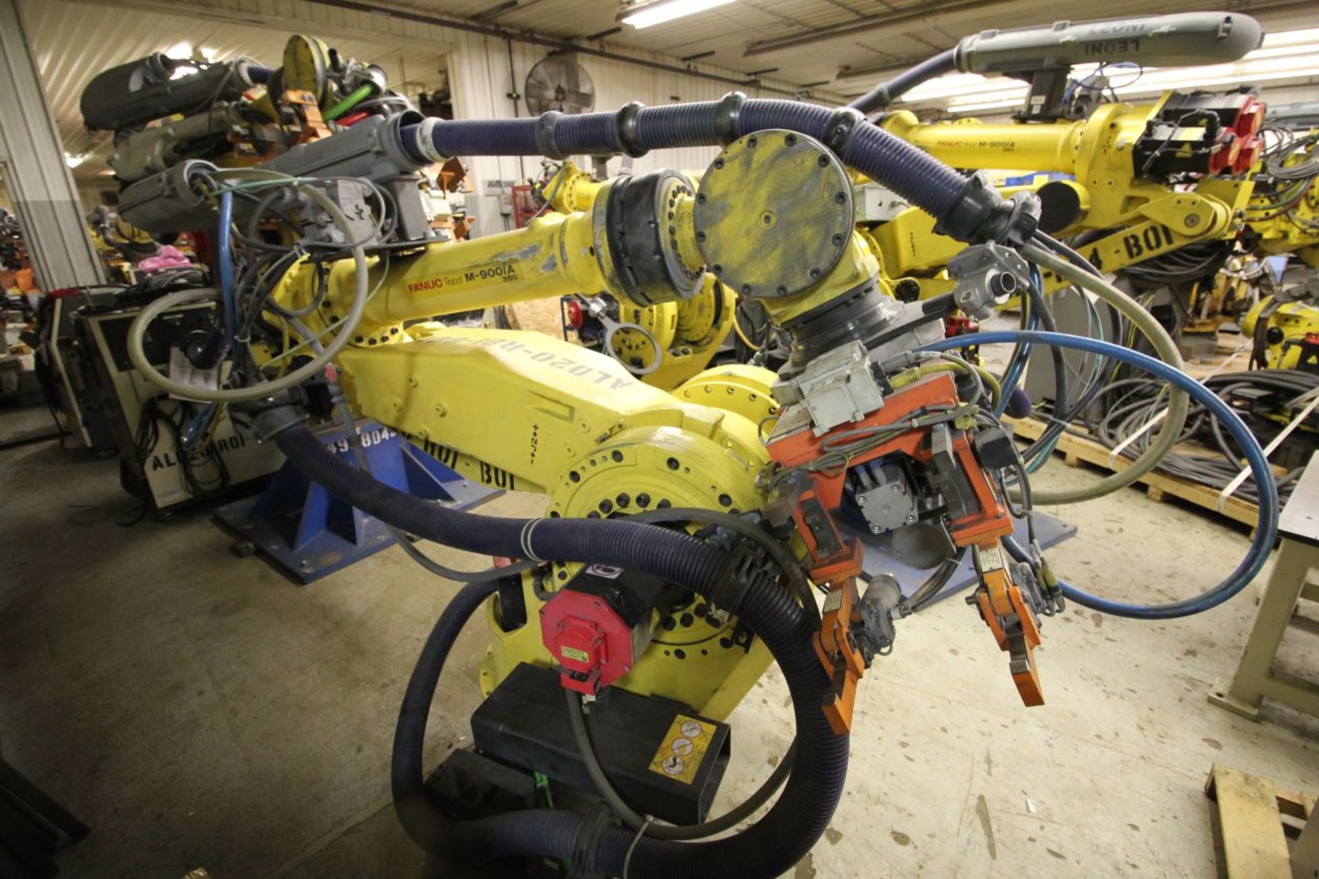 FANUC ROBOT M900iA/350 WITH R-30iA CONTROL, TEACH & CABLES, YEAR 2011, SN 111629 SCREW GUN ATTACH. - Image 4 of 8