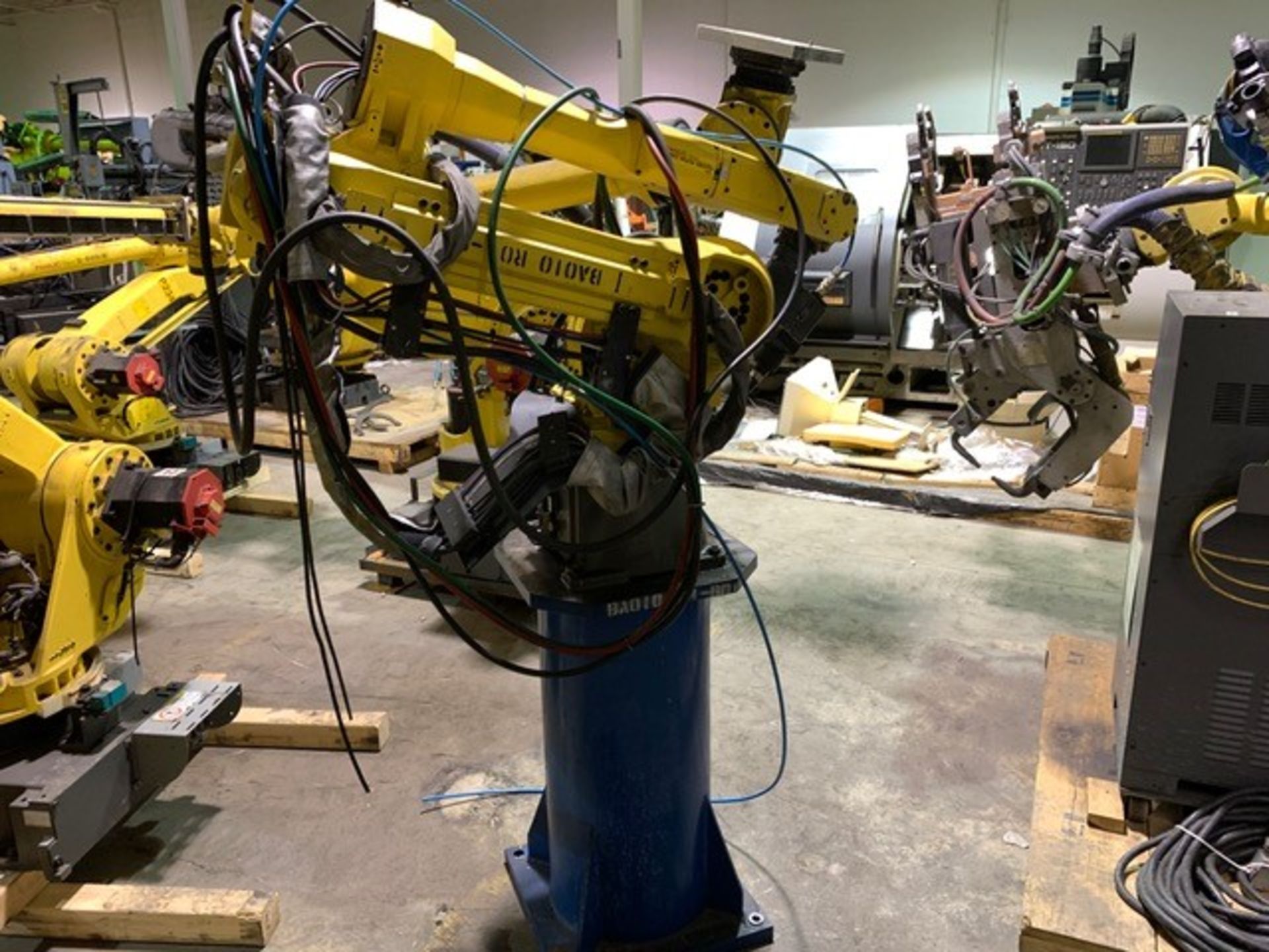 FANUC ROBOT ARCMATE 120iC/10L WITH R-30iA CONTROL, TEACH & CABLES, YEAR 2011, SN 112261