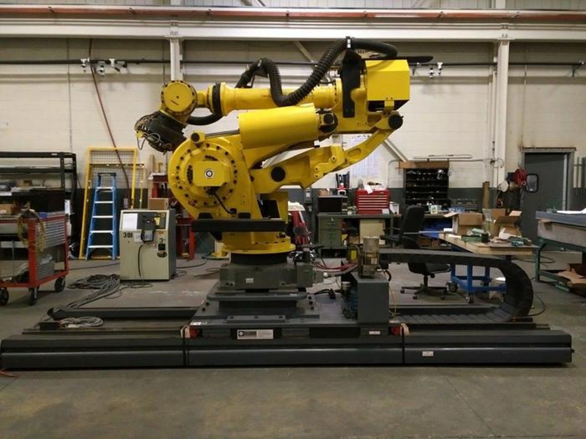 FANUC M900iA/600 6 AXIS CNC ROBOT WITH R30iA & 7TH AXIS 15' LONG TRACK., TEACH & CABLES, YEAR 2012 - Image 3 of 11