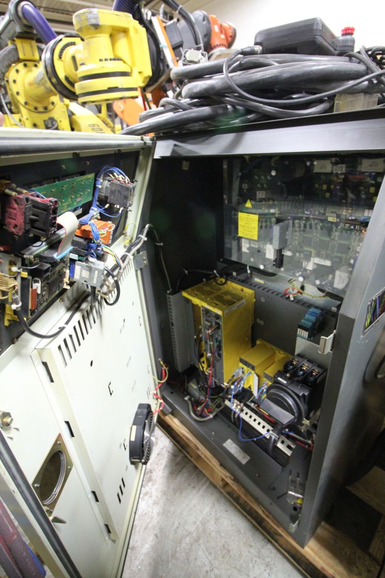 FANUC ROBOT R2000iA/200FO WITH R-J3iB CONTROLS, TEACH & CABLES, YEAR 2006, SN 76891, COMP REFURBED. - Image 5 of 6