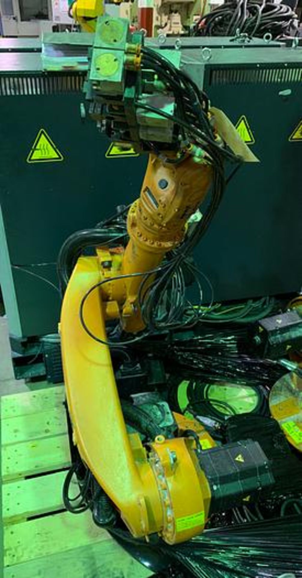 KUKA KR6 ARC 6 AXIS CNC ROBOT 6KG X 1611MM W/KRC2 ed05 CONTROL, YEAR 2006, SN 880293/45203