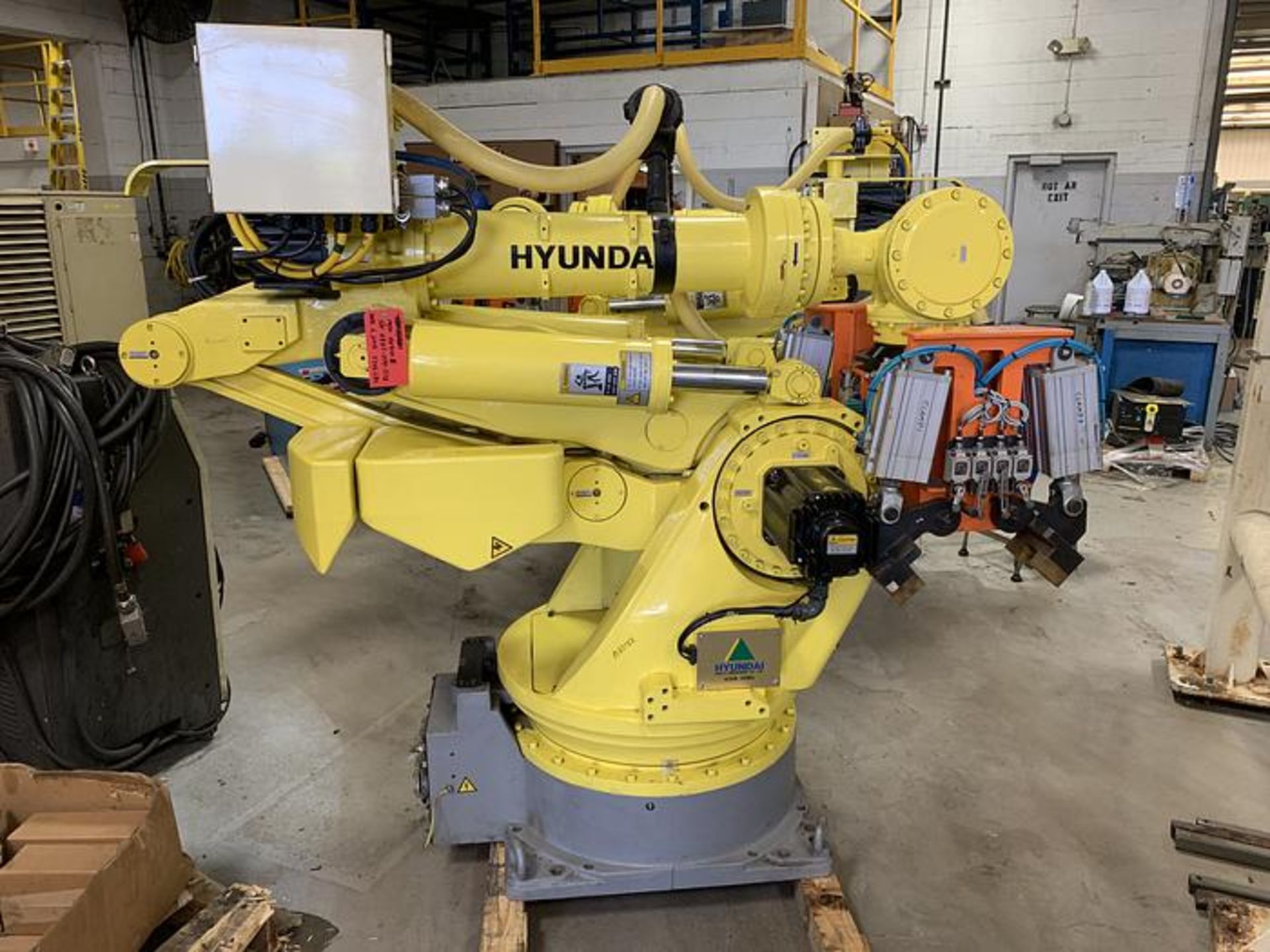 HYUNDIA ROBOT MODEL HX400 400KG X 2573MM H REACH WITH Hi5-N80U CONTR, YEAR 2012, SN HB35-054-572