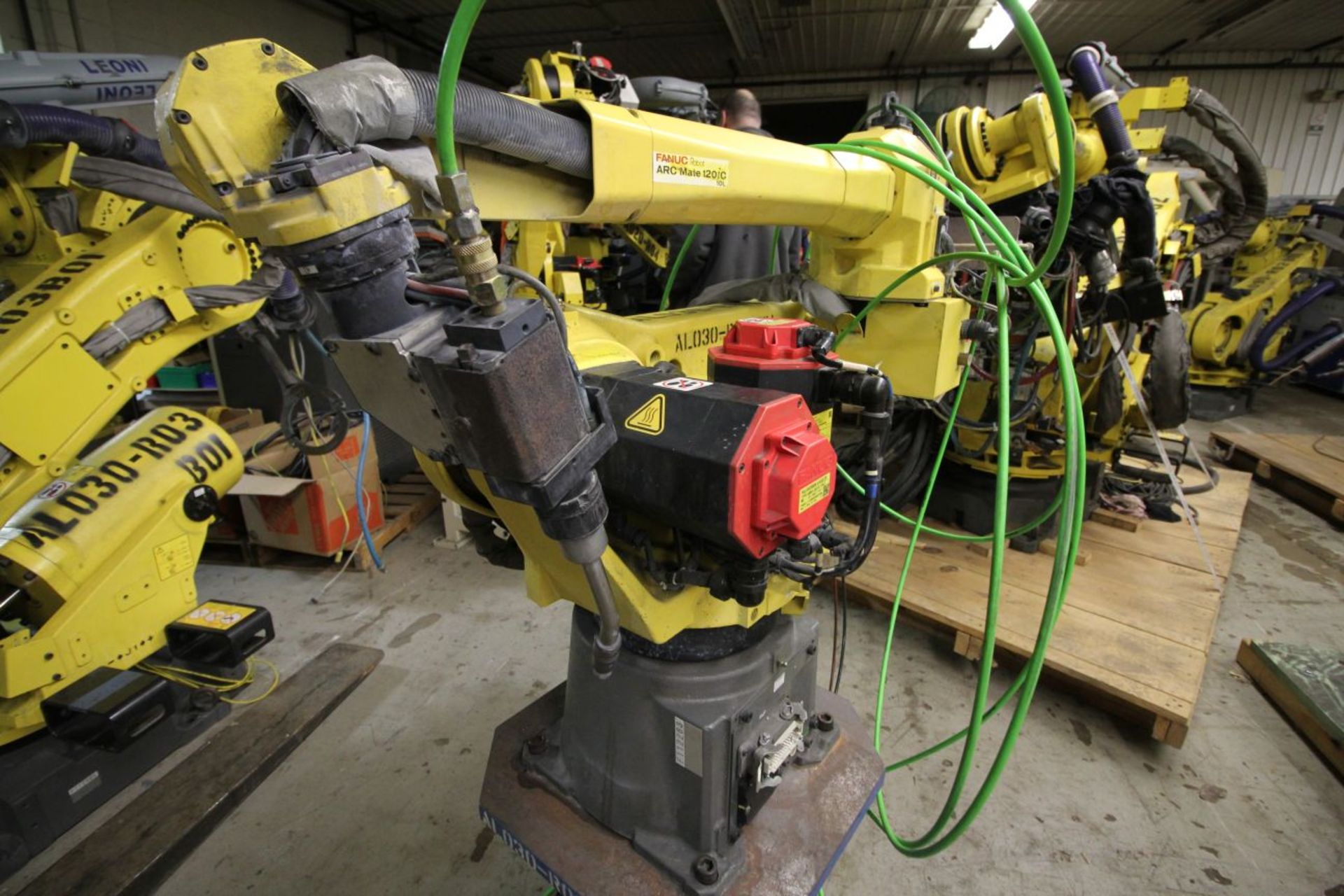 FANUC ROBOT ARCMATE 120iC/10L WITH R30iA CONTROL, TEACH PENDANT, CABLES, LINCOLN I400 POWER SUPPLY - Image 3 of 10