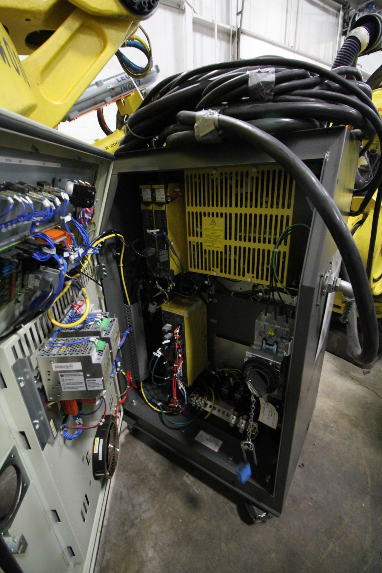 FANUC ROBOT M-900iA/400L WITH R-30iA CONTROLLER, TEACHPENDANT AND CABLES, SN 153431, YEAR 2014 - Image 10 of 11