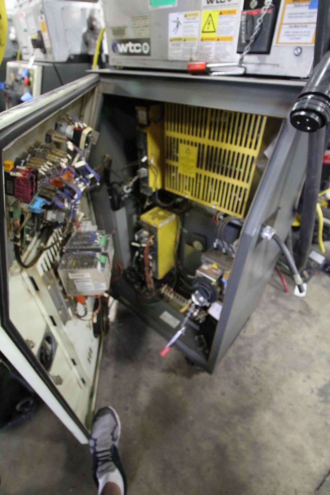 FANUC ROBOT R-2000iB/210F WITH R-30iA CONTROL, CABLES & TEACH PENDANT, SN 97016, YEAR 2009 - Image 6 of 7