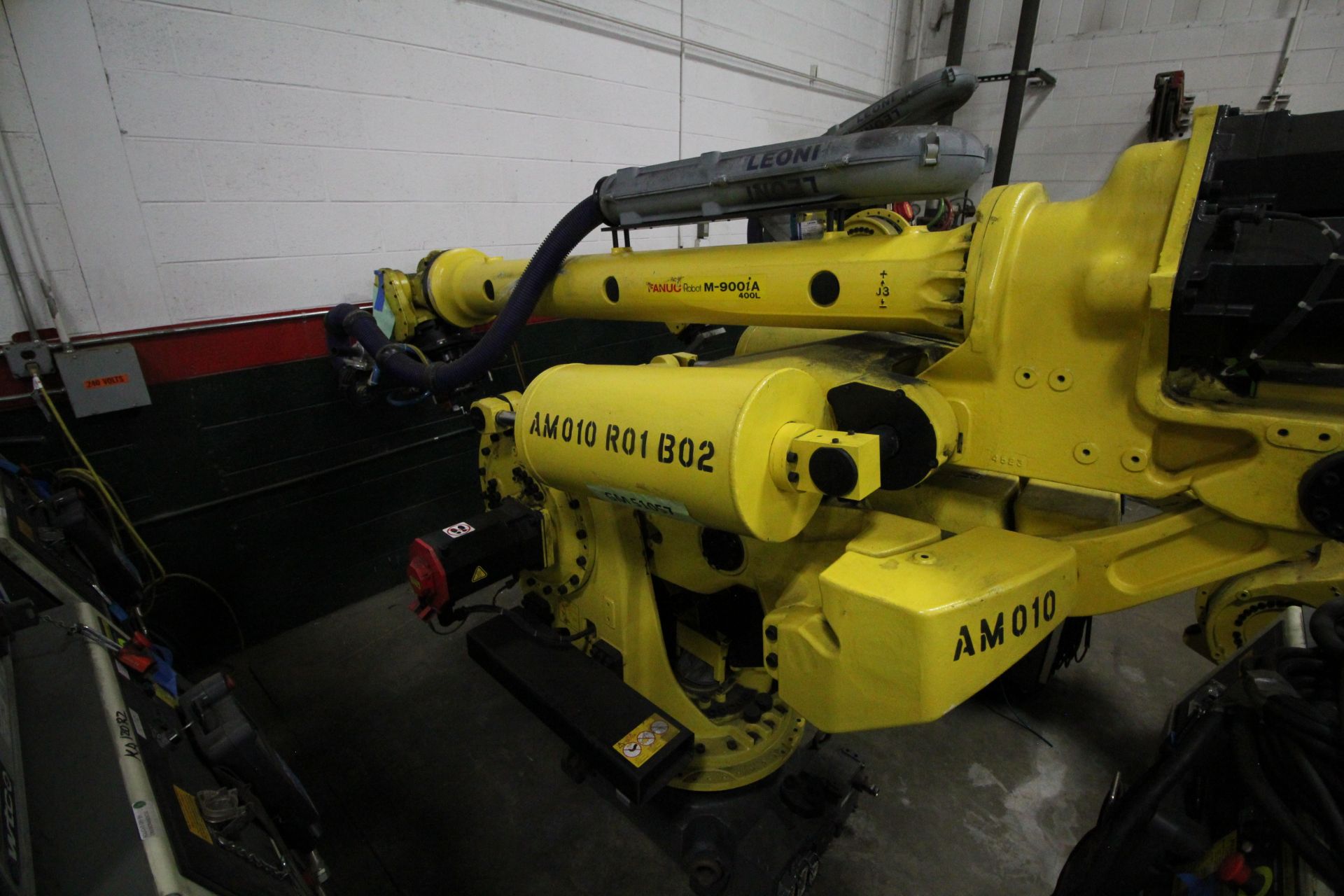 FANUC ROBOT M-900iA/400L WITH R-30iA CONTROLLER, TEACHPENDANT AND CABLES, SN 153431, YEAR 2014 - Image 2 of 11