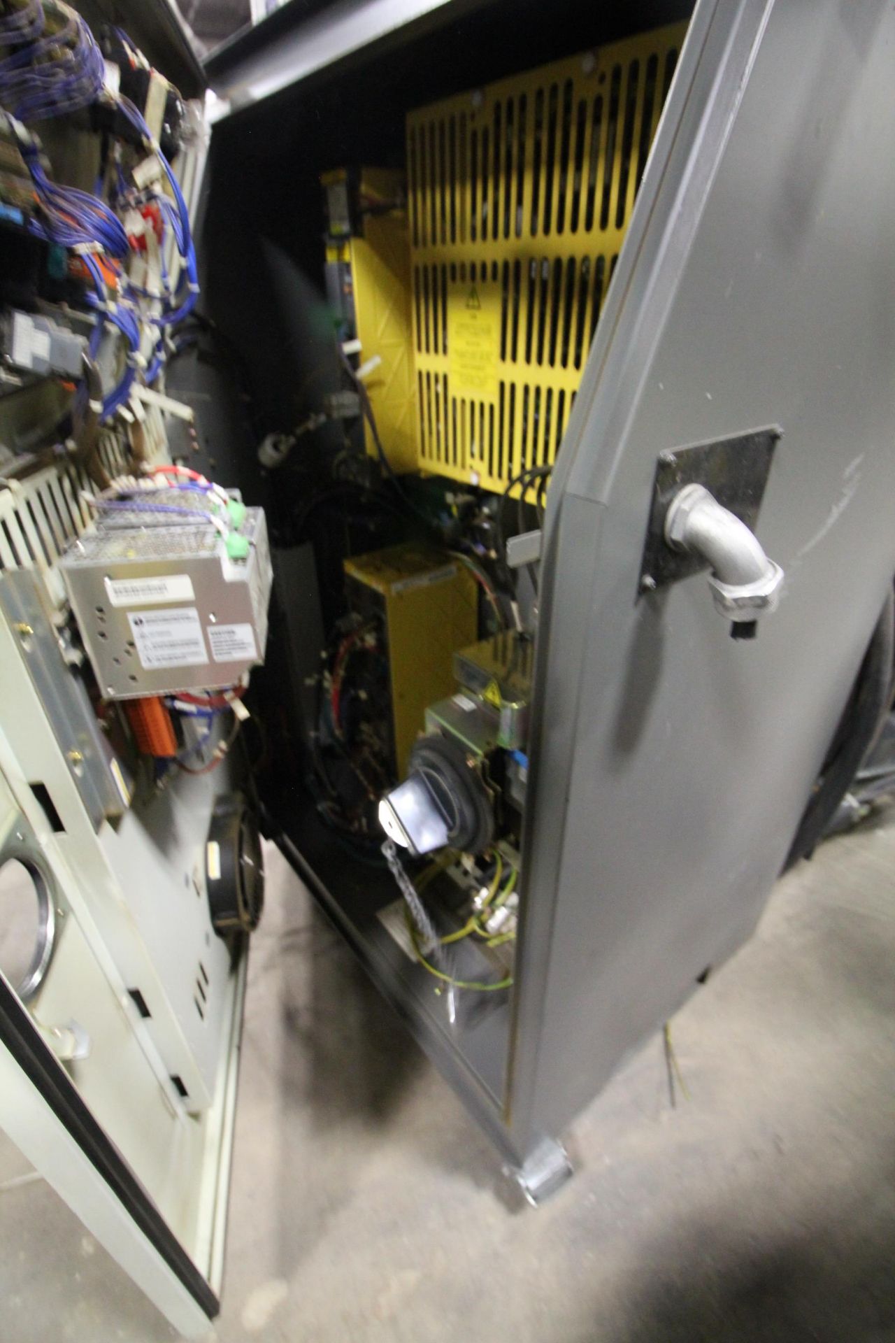 FANUC ROBOT R-2000iB/210F WITH R-30iA CONTROL, CABLES & TEACH PENDANT, SN 97339, YEAR 2009 - Image 8 of 10