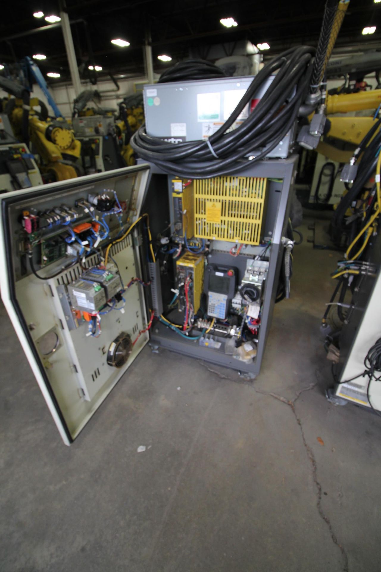 FANUC ROBOT R-2000iB/210F WITH R-30iA CONTROL, CABLES & TEACH PENDANT, SN 141871, YEAR 2013 - Image 7 of 8