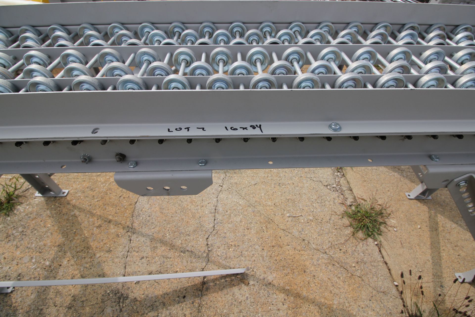 1 SECTIONS GRAVITY ROLLER CONVEYOR - Image 2 of 2