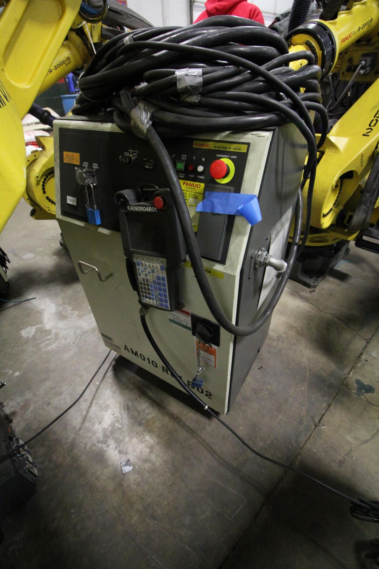 FANUC ROBOT M-900iA/400L WITH R-30iA CONTROLLER, TEACHPENDANT AND CABLES, SN 153431, YEAR 2014 - Image 6 of 11