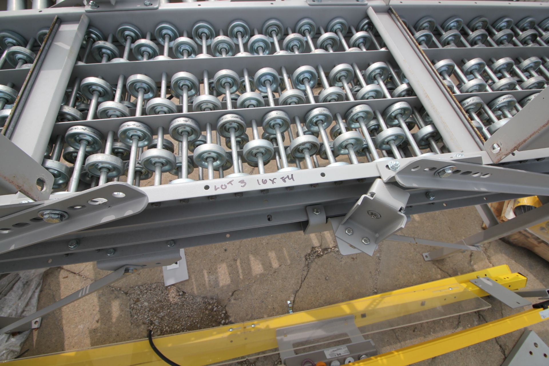 2 SECTIONS GRAVITY ROLLER CONVEYOR - Image 2 of 2