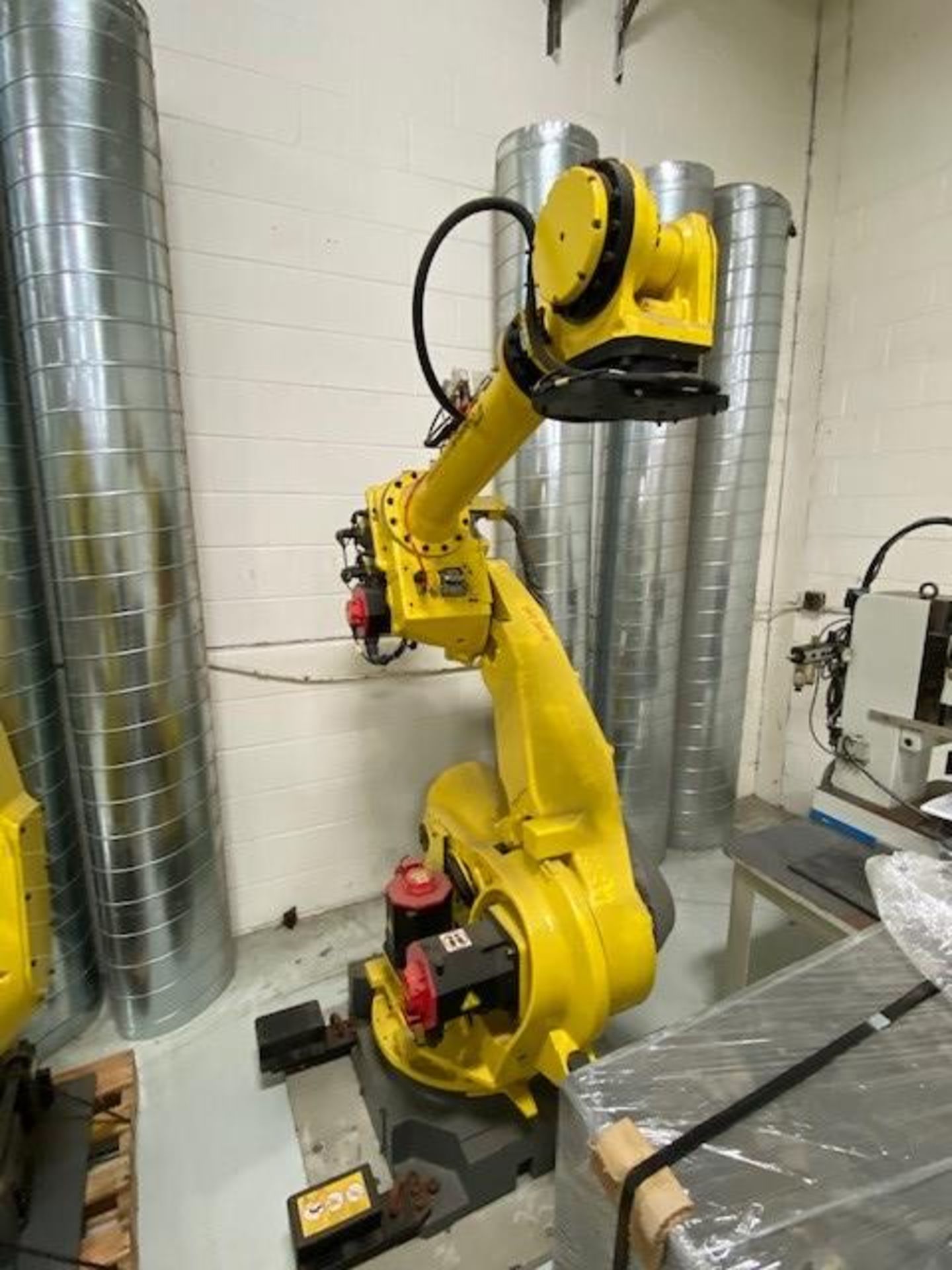 FANUC R-2000iB/165F WITH R-30iA CONTROLS, TEACH PENDANT & CABLES, SN 84262, ONLY 624 HOURS