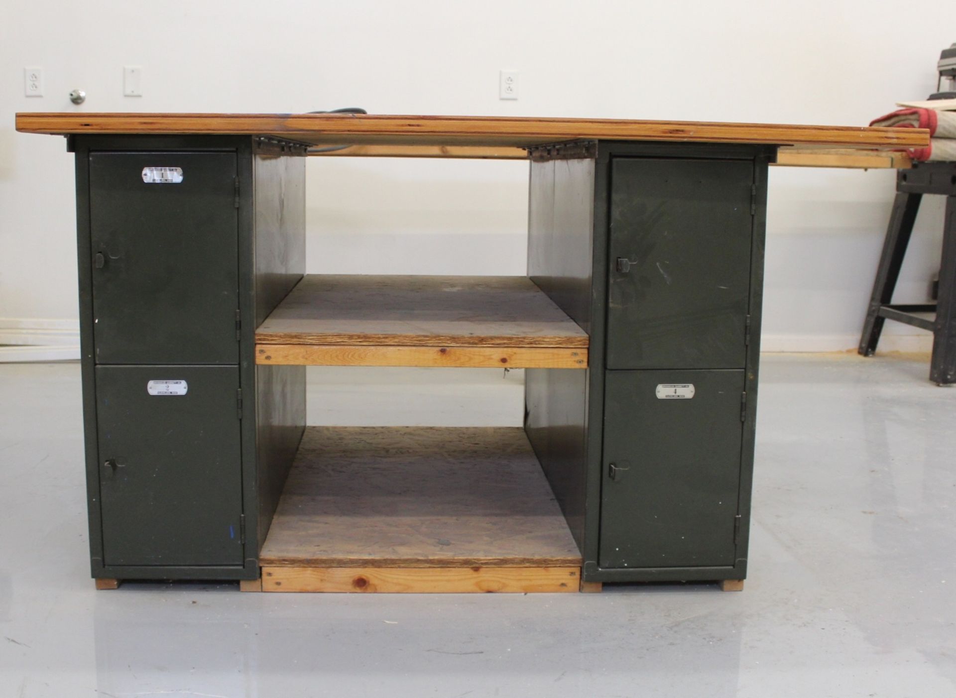 Woodworking bench with Lockers - Image 3 of 5