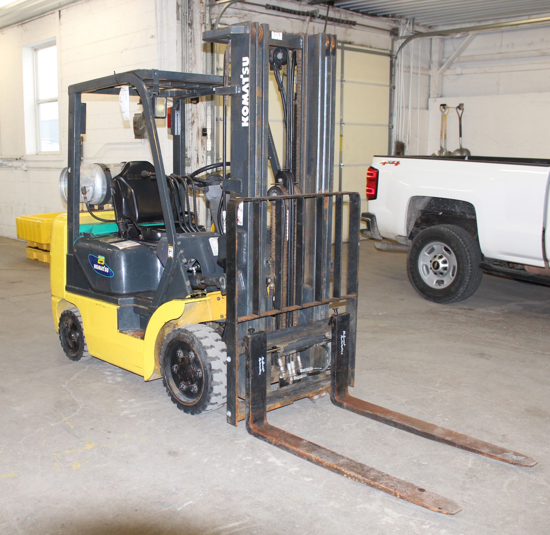 Komatsu FG25ST-12 3 stage mast new tires sideshift 5223 hrs LP forklift runs great - Image 2 of 7