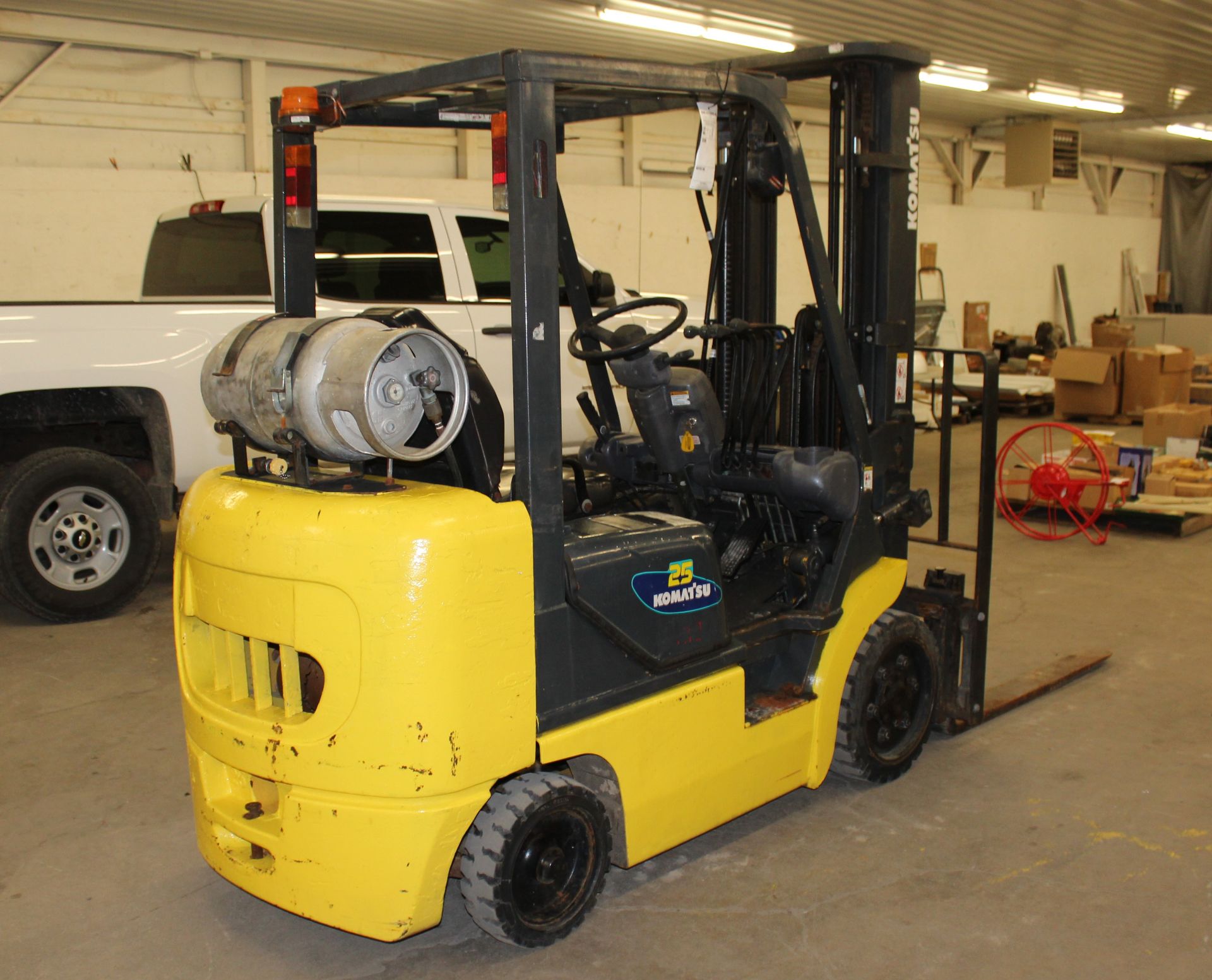 Komatsu FG25ST-12 3 stage mast new tires sideshift 5223 hrs LP forklift runs great - Image 3 of 7