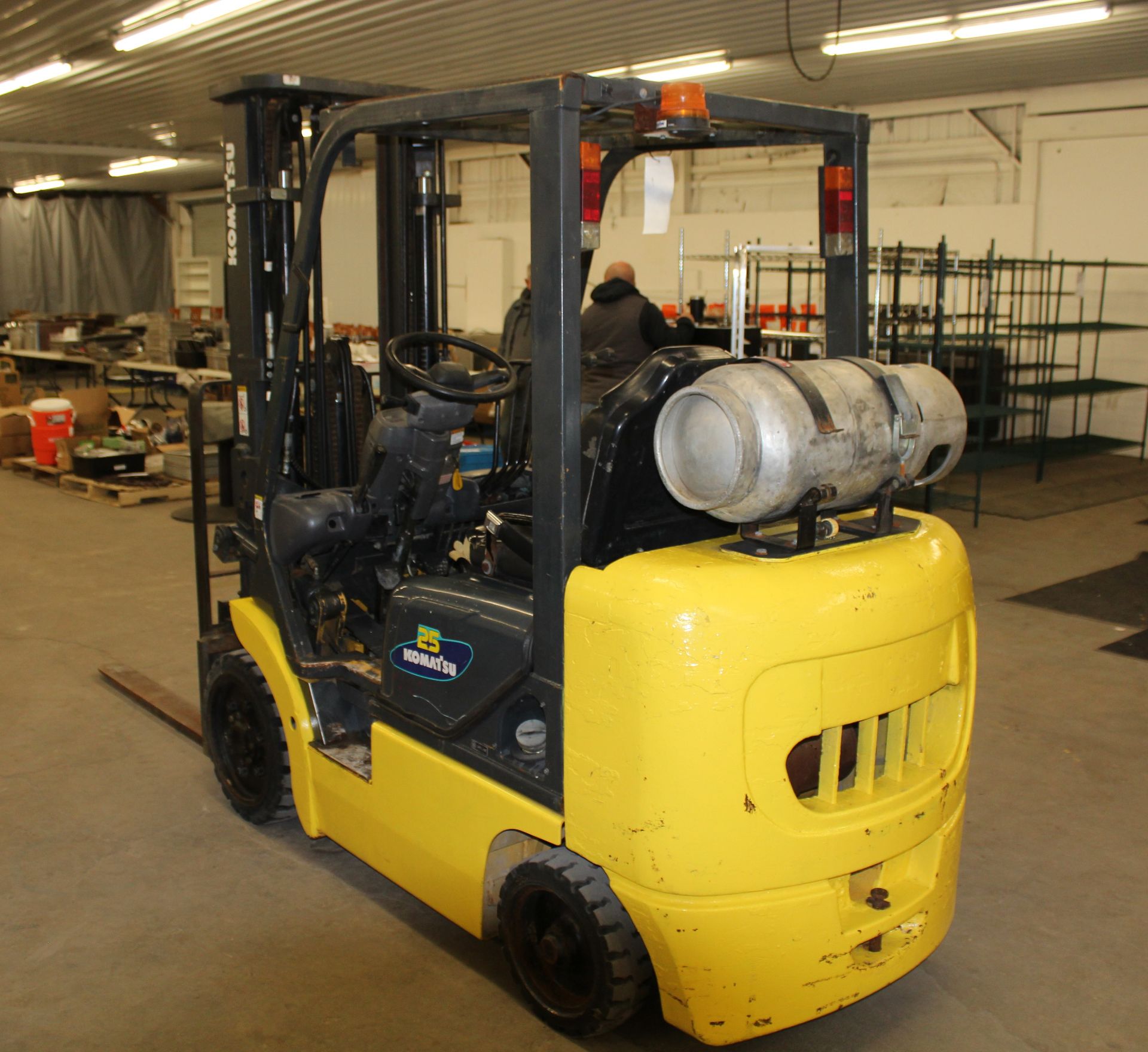 Komatsu FG25ST-12 3 stage mast new tires sideshift 5223 hrs LP forklift runs great - Image 4 of 7