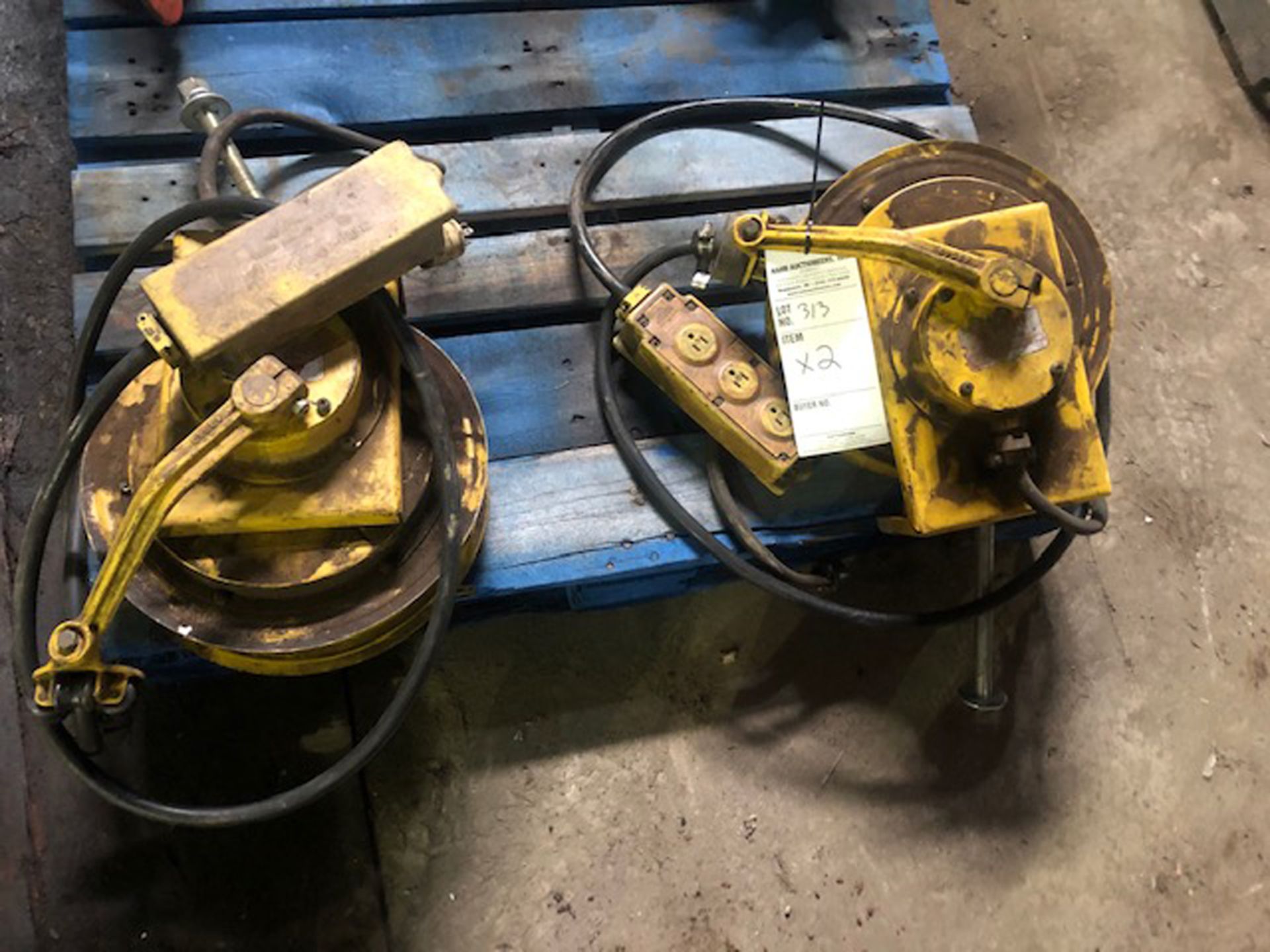 industrial, electrical reels with 3 way end plugs