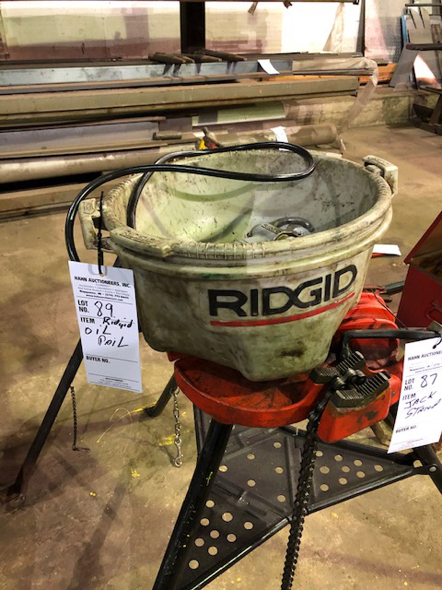 Rigid oil pail