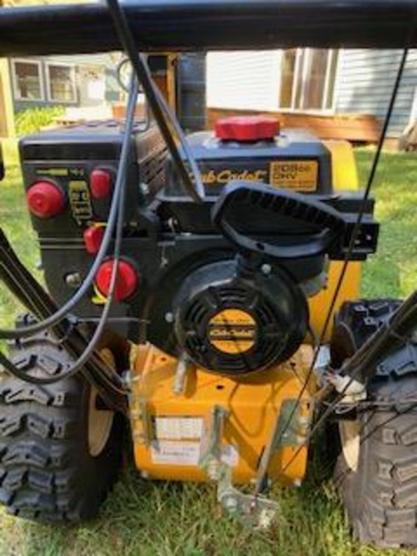 CUB CADET SNOWBLOWER LIKE NEW CONDITION ELECTRIC START GAS ENGINE VERY LITTLE USE - Image 4 of 5