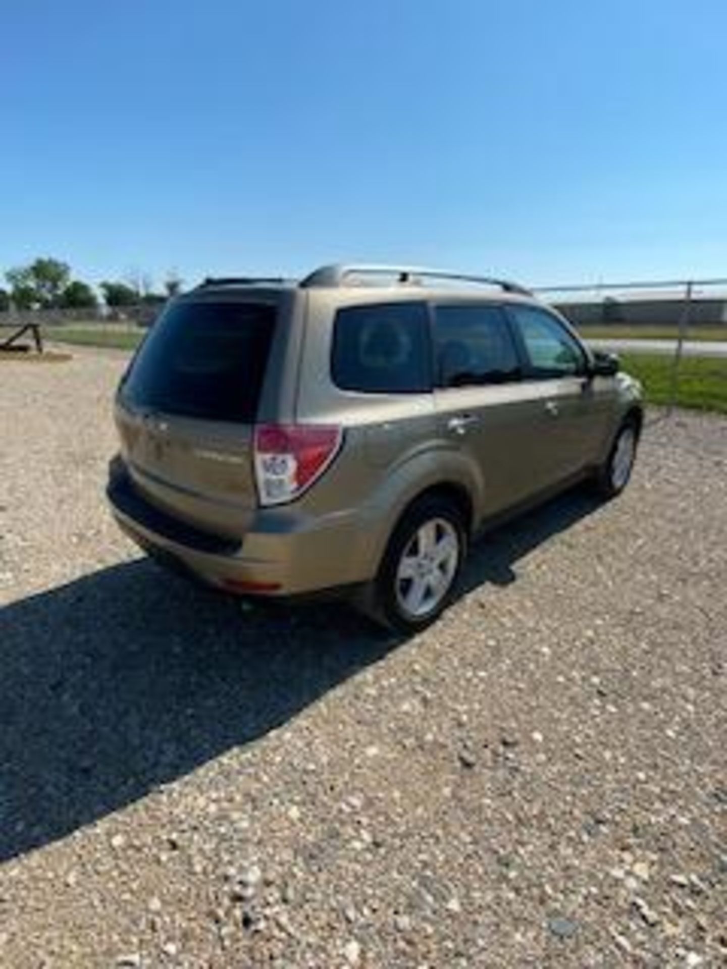 2009 SUBARU FORRESTER   AWD 126K MILES   NEW TIRES     SUNROOF A LOT OF OPTIONS CLEAN CAR - Image 4 of 9