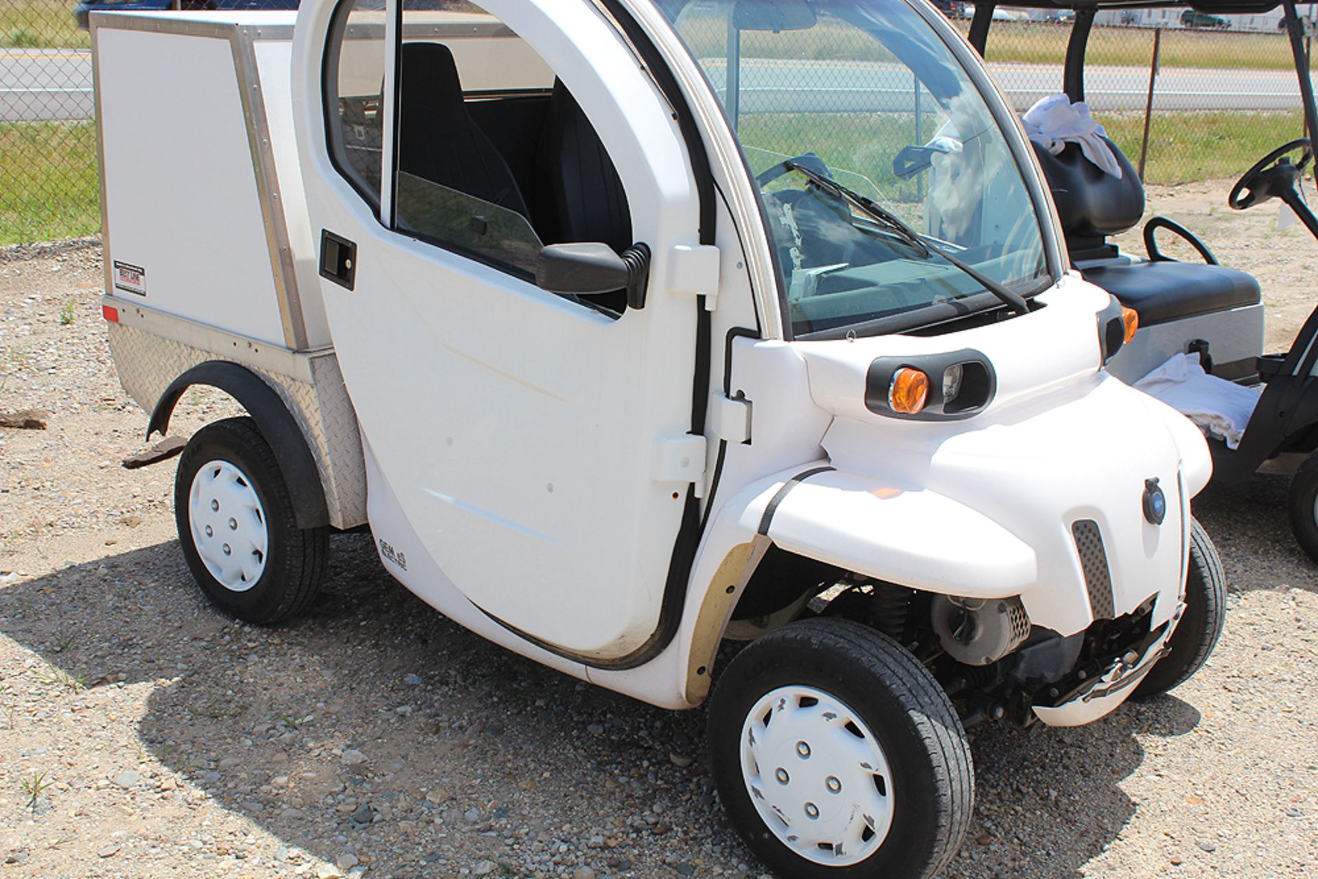 2015 POLARIS GEM EZ ELECTRIC 2-SEATER CAR W/ALUMINUM BOX - Image 8 of 9