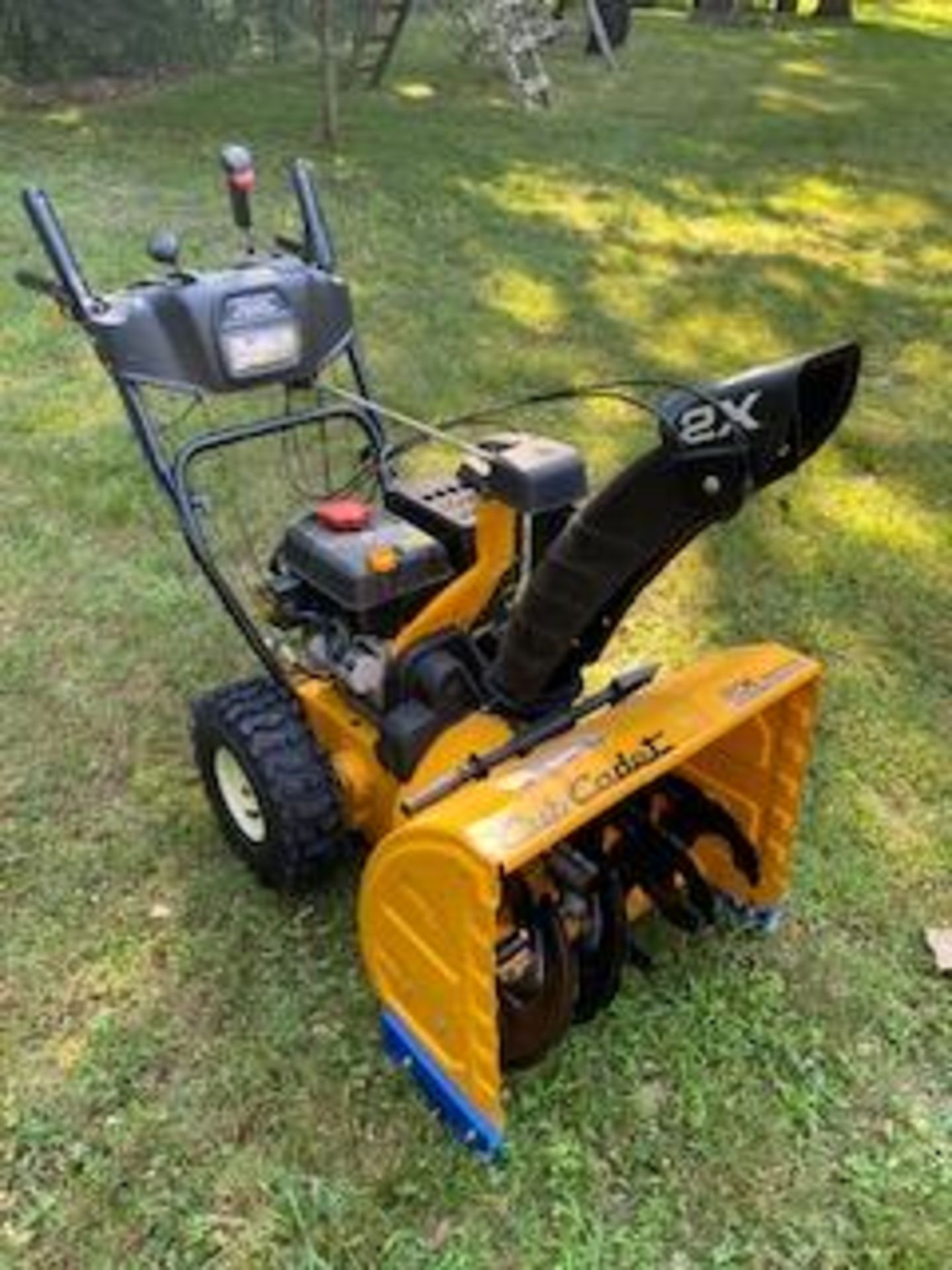 CUB CADET SNOWBLOWER LIKE NEW CONDITION ELECTRIC START GAS ENGINE VERY LITTLE USE - Image 2 of 5