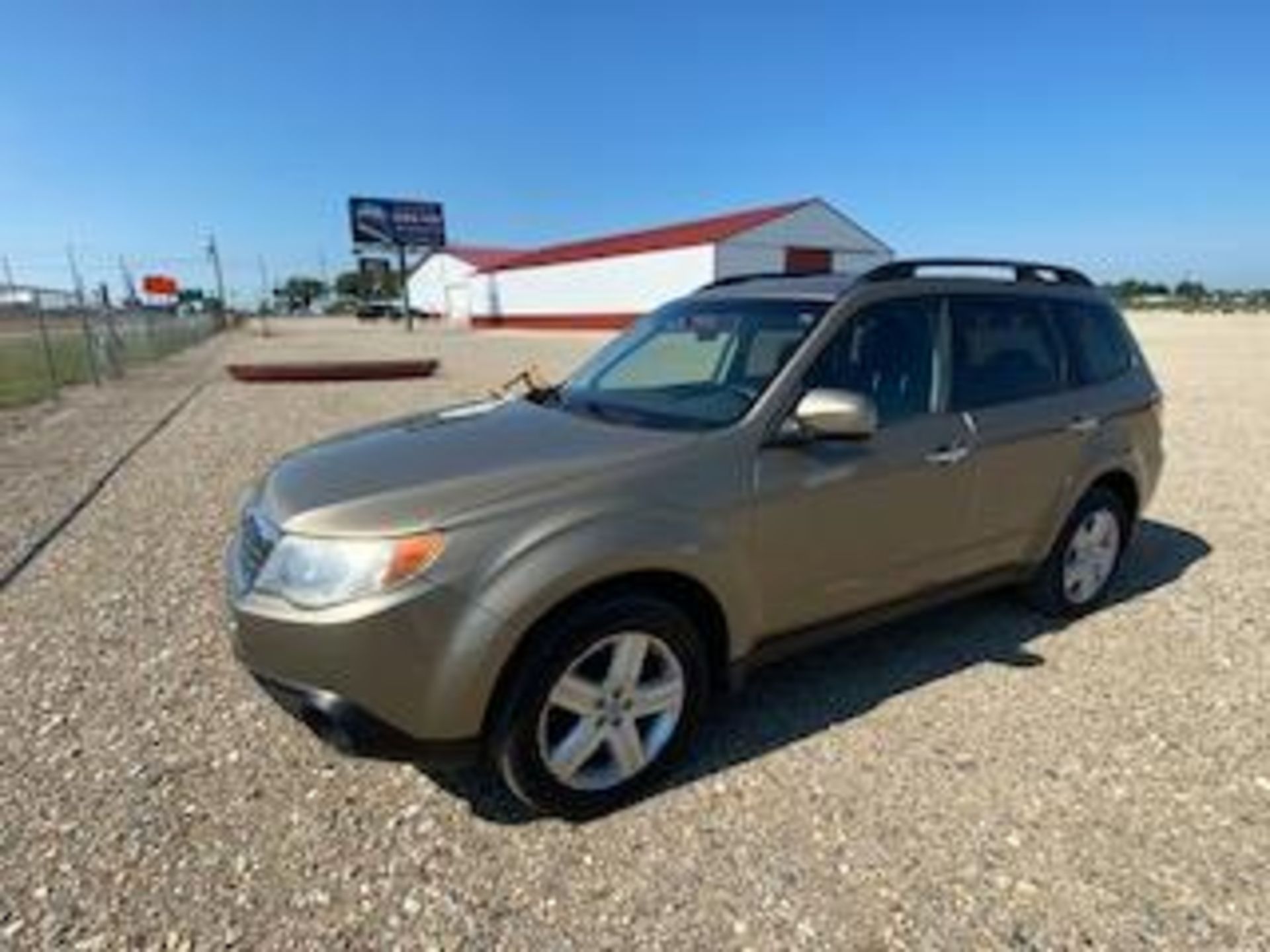 2009 SUBARU FORRESTER   AWD 126K MILES   NEW TIRES     SUNROOF A LOT OF OPTIONS CLEAN CAR