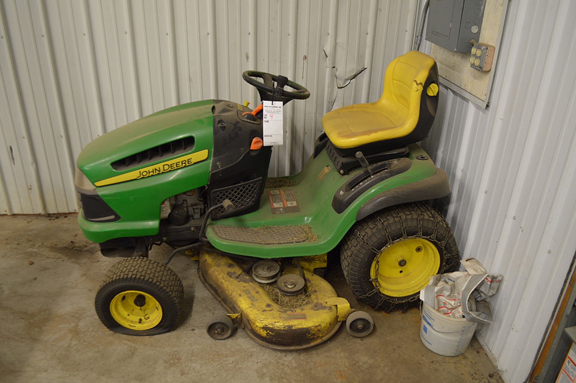 JOHN DEERE 100 SERIES RIDING LAWN TRACTOR, HYDROSTATIC, NEEDS BATTERY