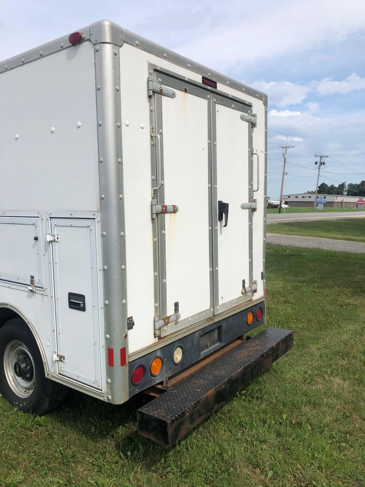 2001 CHEVY BOX TRUCK W/APPROX. 173K MILES - Image 4 of 19