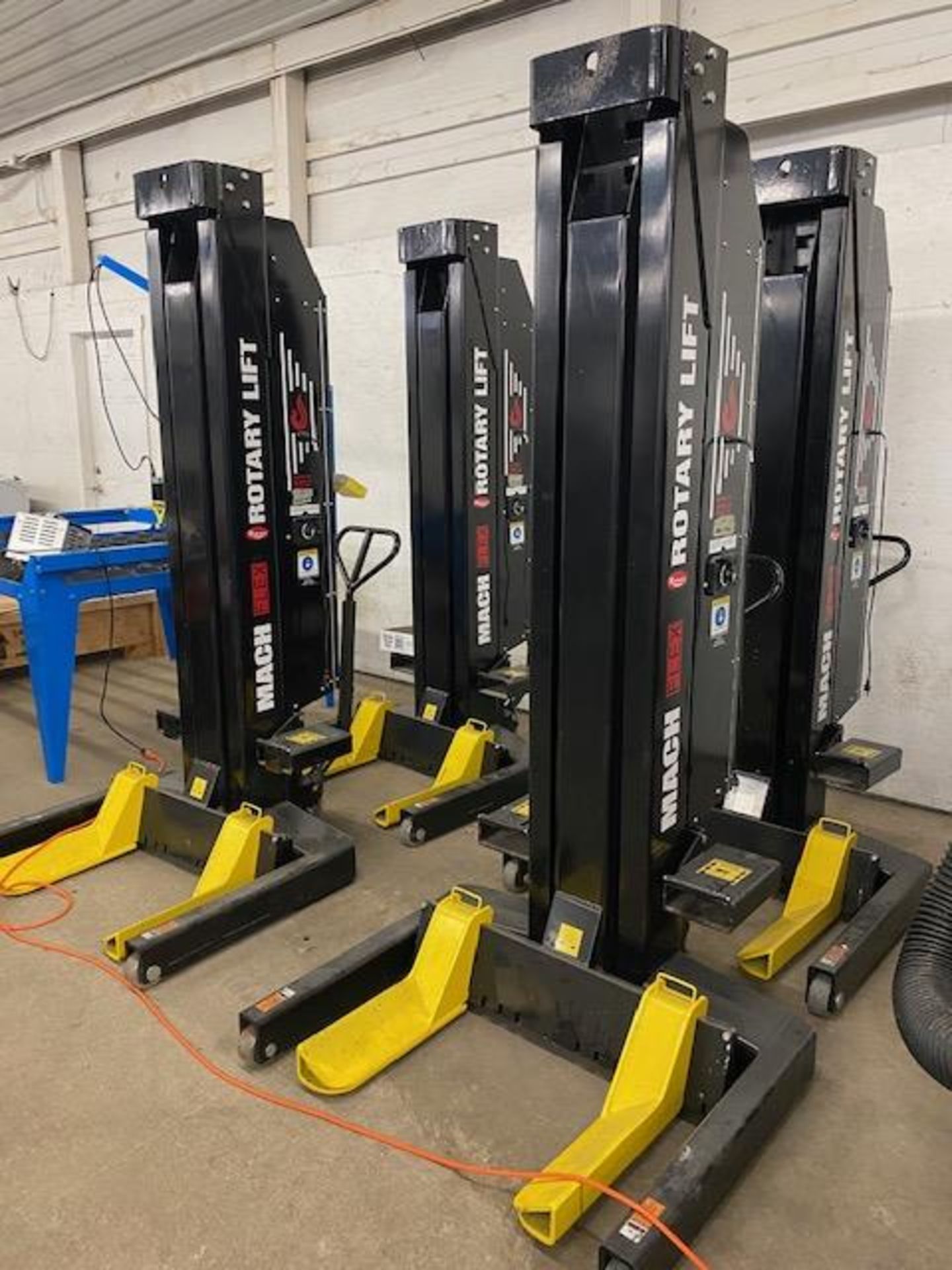 MACH FLEX ROTARY LIFT INCLUDES 4 UNITS AND REMOTE LIKE NEW CONDITION 14,000LB CAPACITY