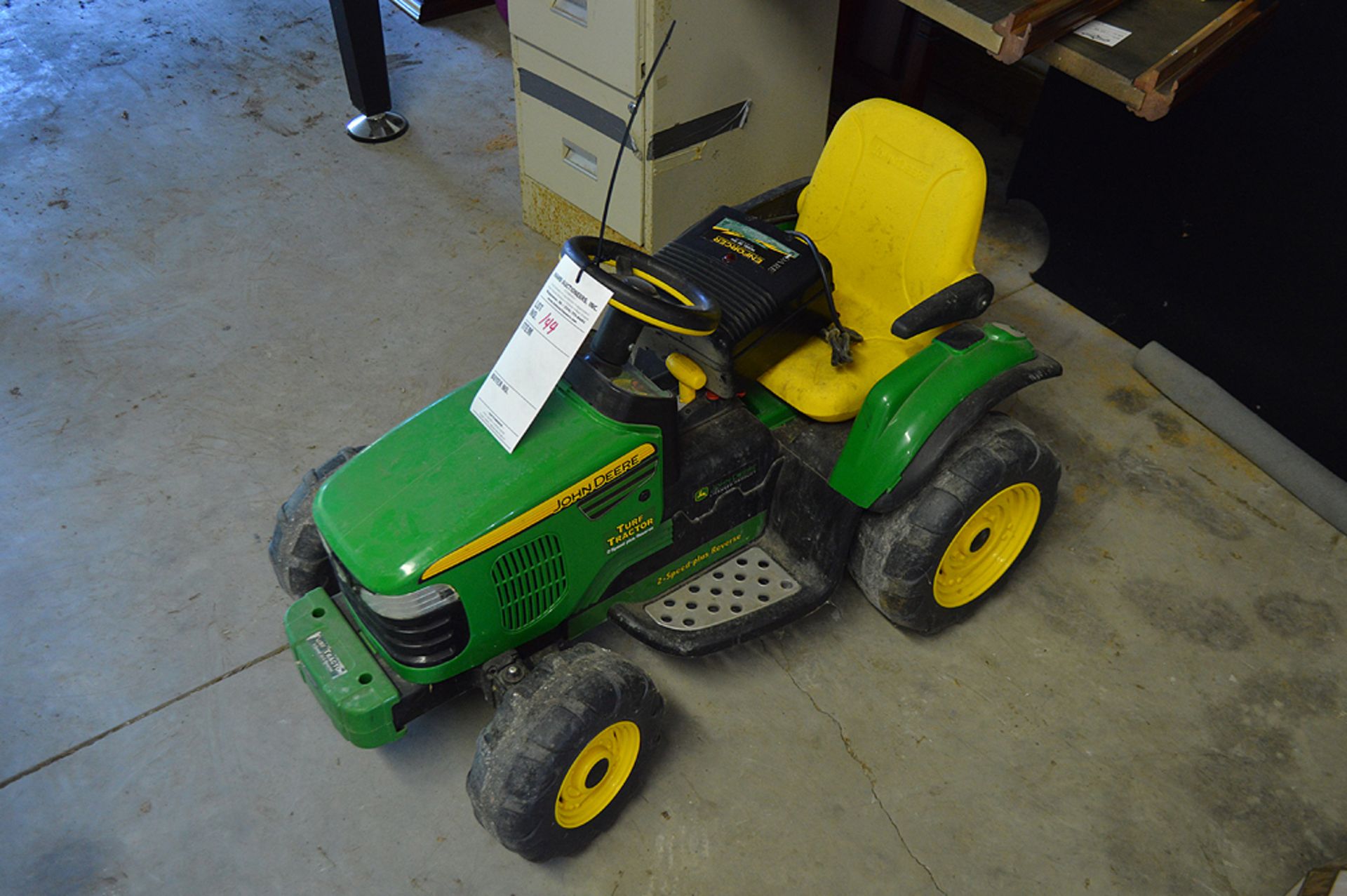 JOHN DEERE 2 SPEED CHILD'S RIDING TRACTOR W/CHARGER