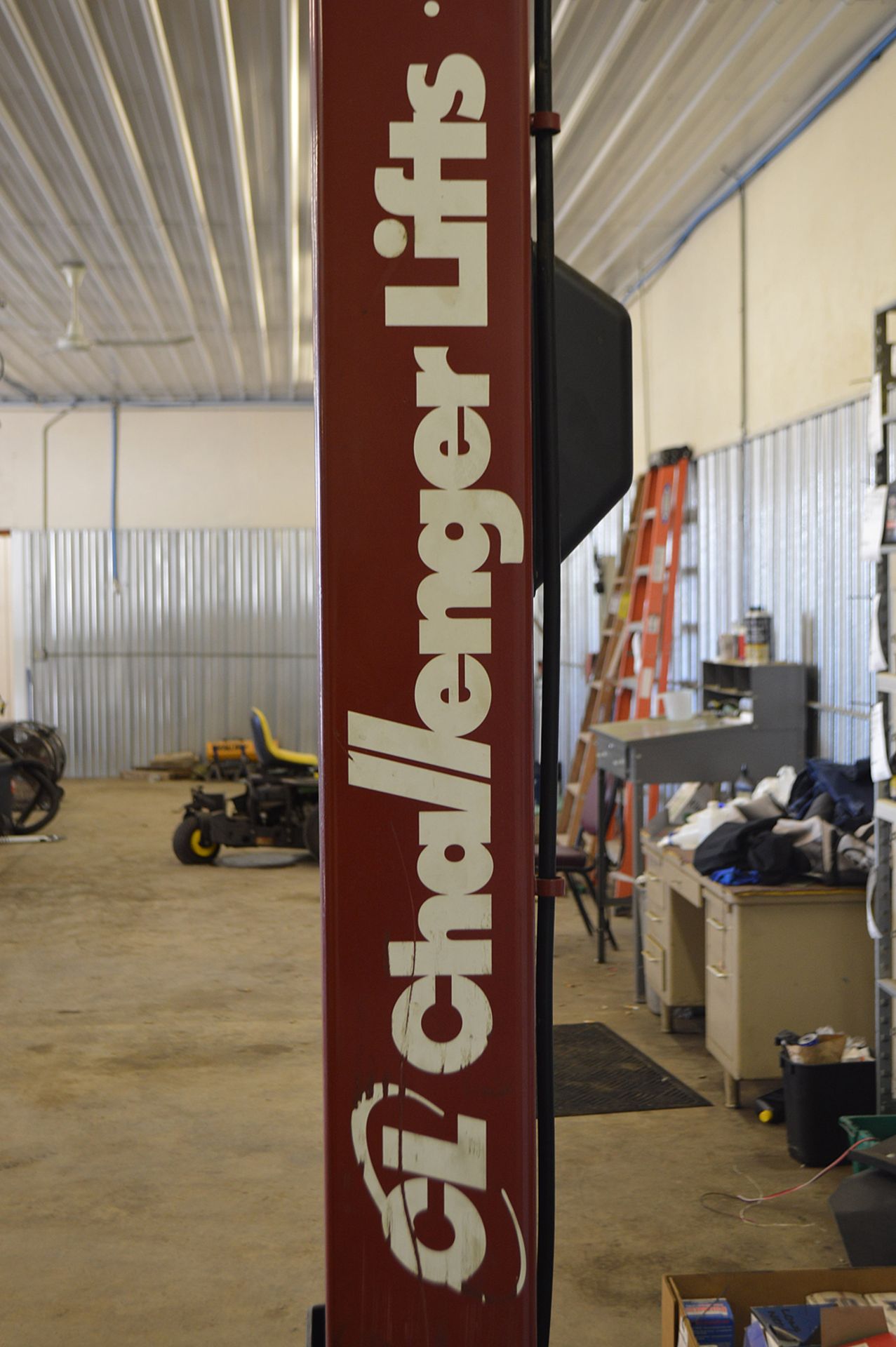 CHALLENGER LIFT MADE IN 2014 10K LB FREESTANDING CAR LIFT - Image 2 of 4