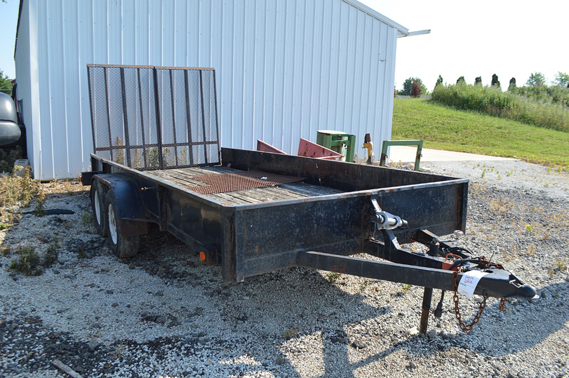 TANDEM AXLE TRAILER W/16' DECK AND MESH DROP RAMP, W/TITLE - Image 2 of 3