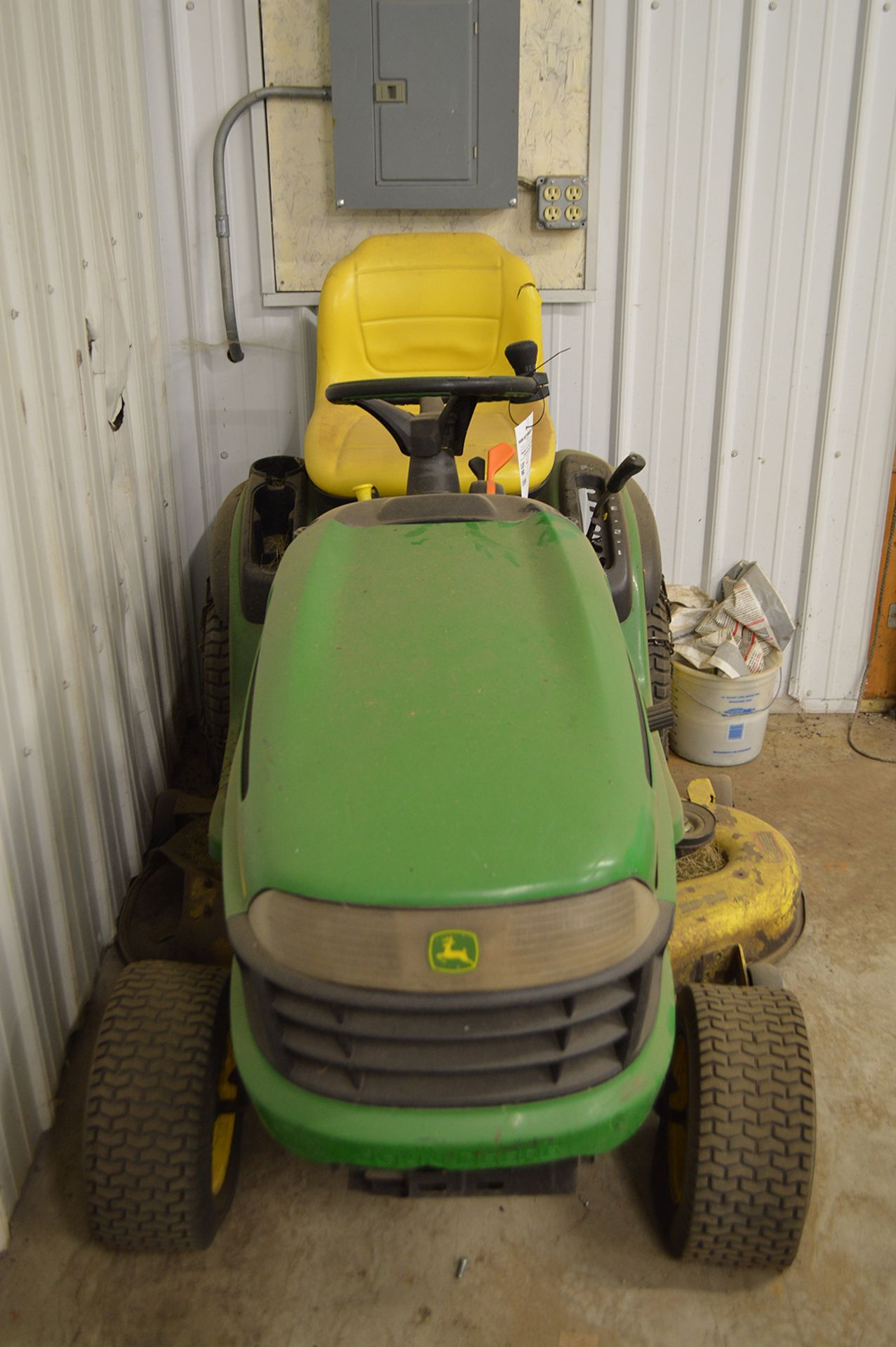 JOHN DEERE 100 SERIES RIDING LAWN TRACTOR, HYDROSTATIC, NEEDS BATTERY - Image 2 of 2