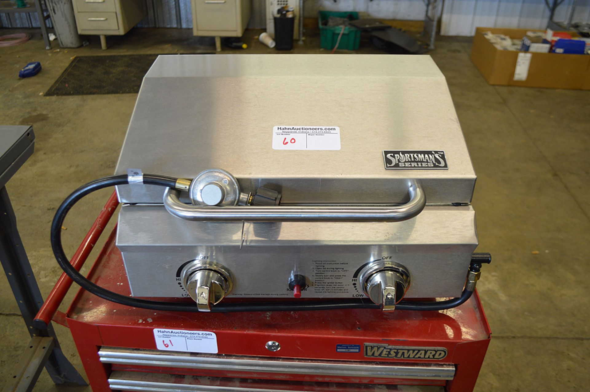 SPORTSMAN SERIES GAS GRILL IN GOOD CONDITION W/COVER