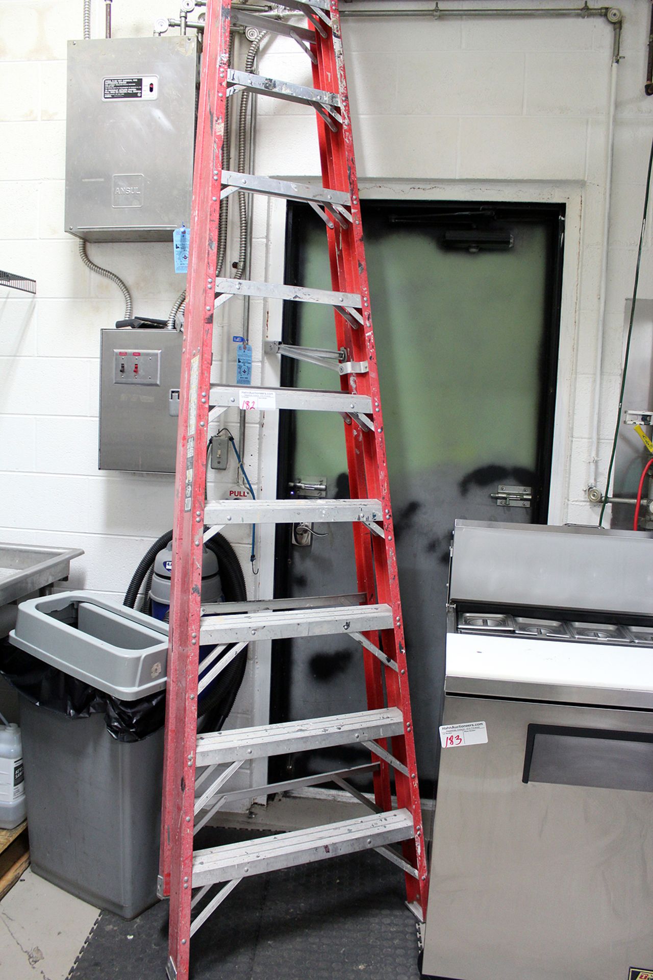 10' fiberglass excellent step ladder