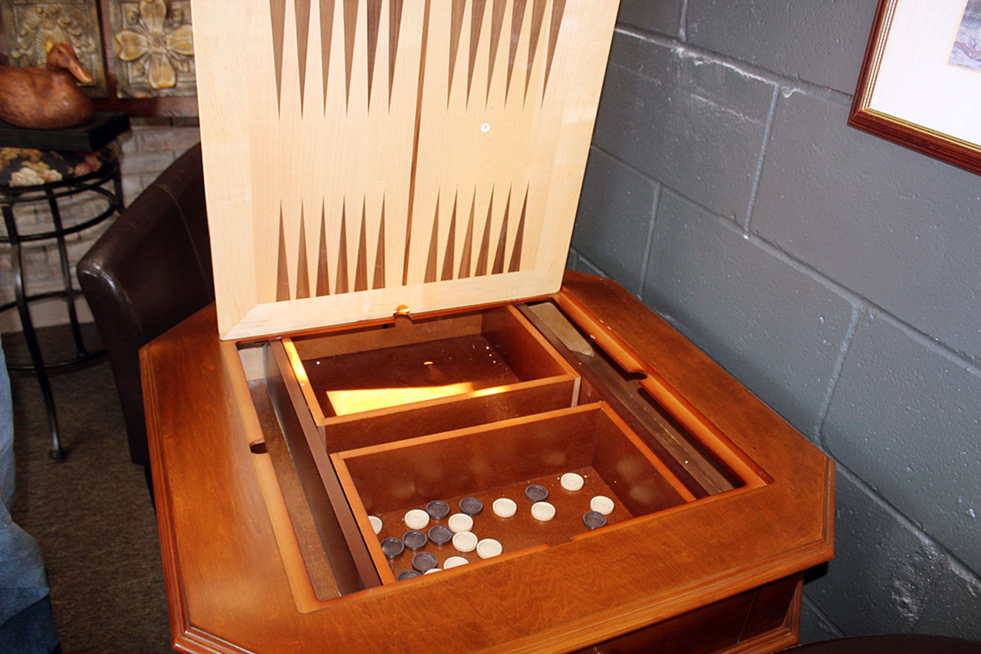 Super nice Cherry Checkers/Backgammon pedestal table - Image 3 of 3