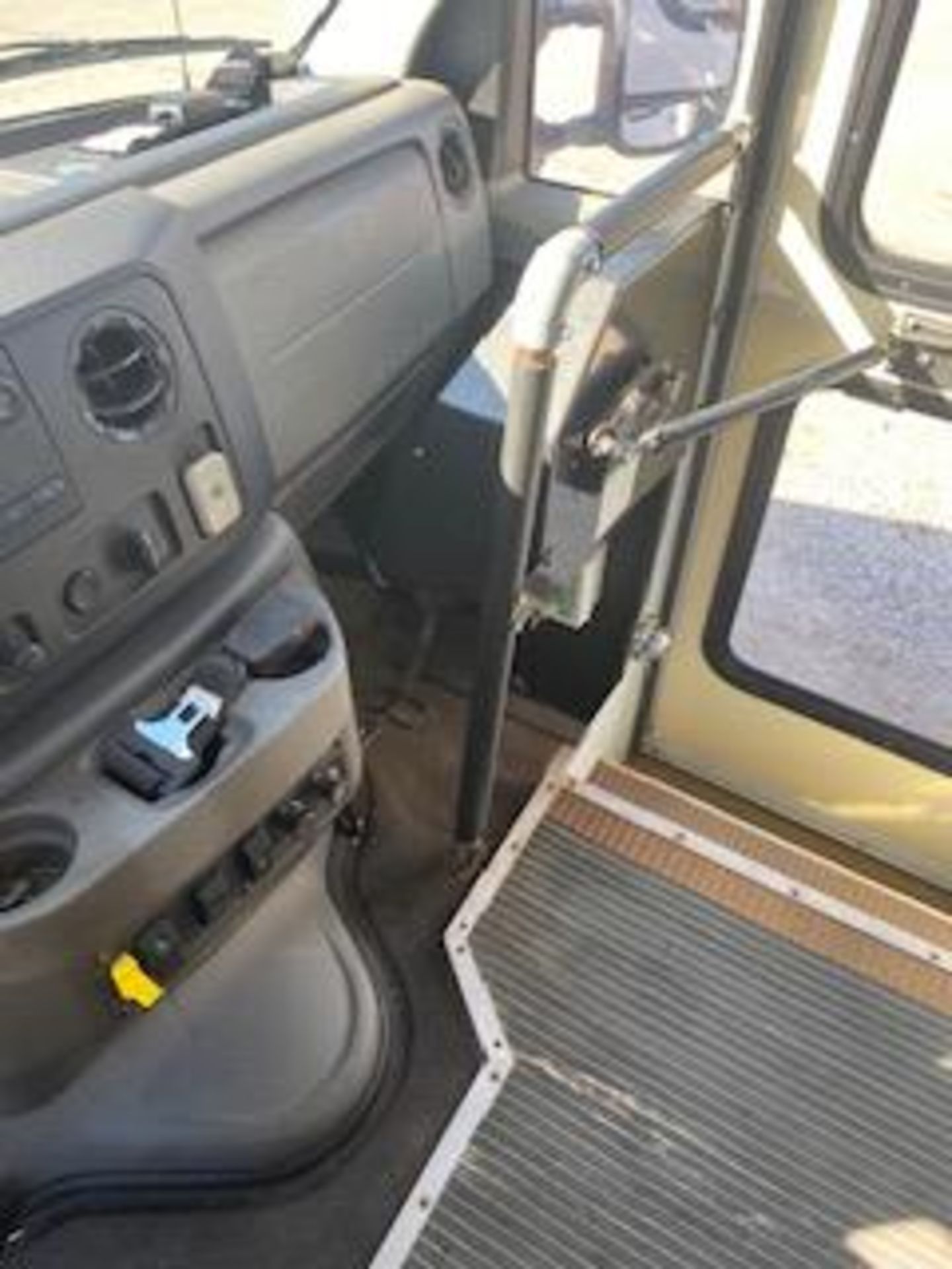 2009 FORD 9 PASSENGER SHUTTLE BUS WITH LIFT - Image 7 of 10