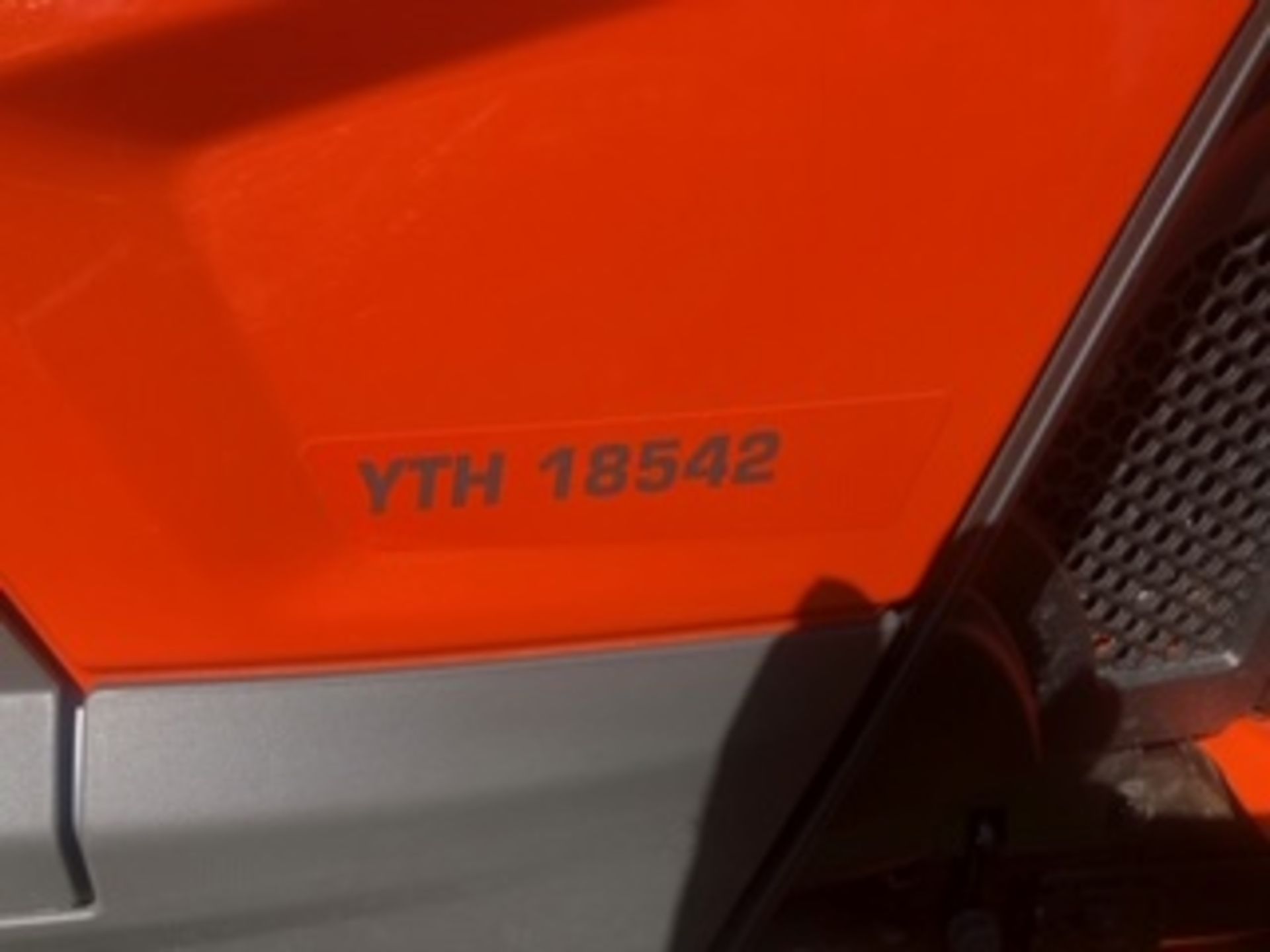 HUSQVARNA LAWN MOWER MODEL YTH18542 W/BRIGGS AND STRATTON 18.5 HP ENGINE - Image 6 of 7