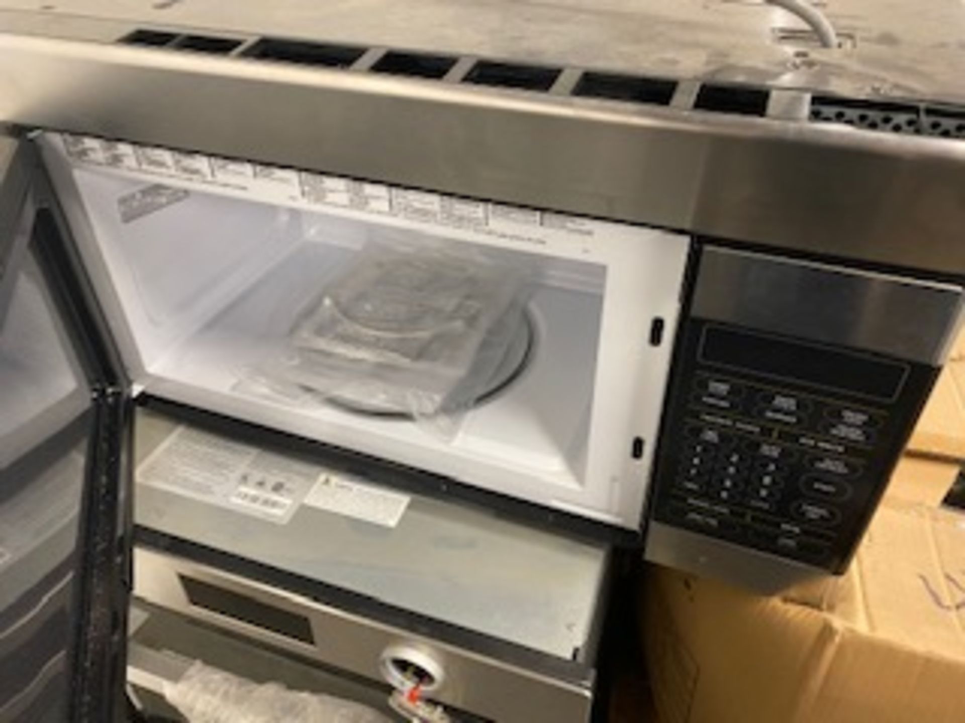 KITCHEN RANGE HOOD AND MICROWAVE