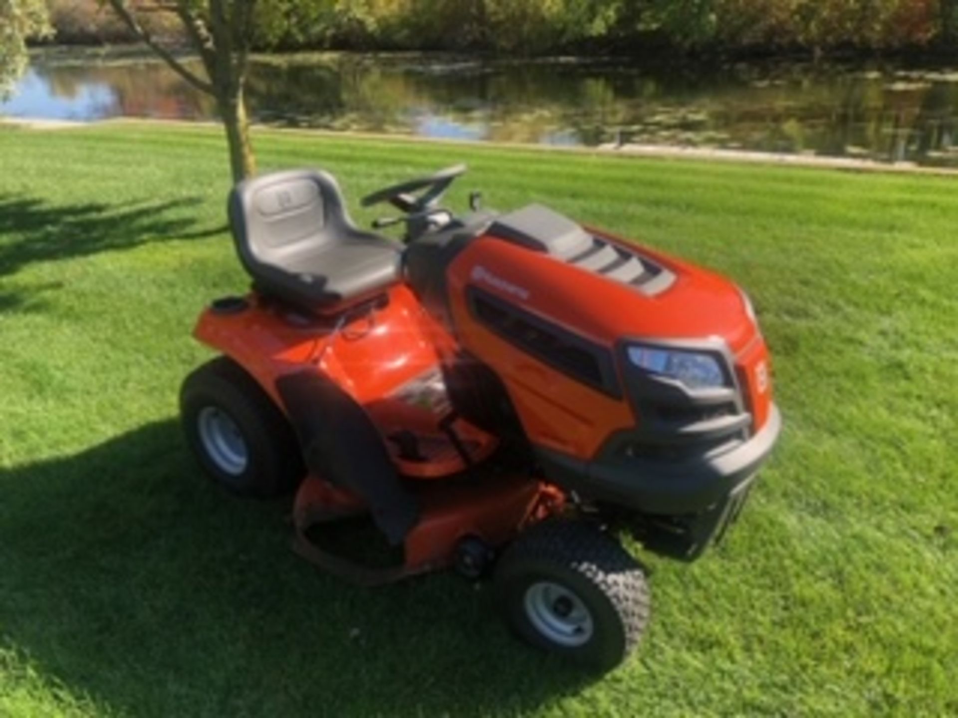 HUSQVARNA LAWN MOWER MODEL YTH18542 W/BRIGGS AND STRATTON 18.5 HP ENGINE