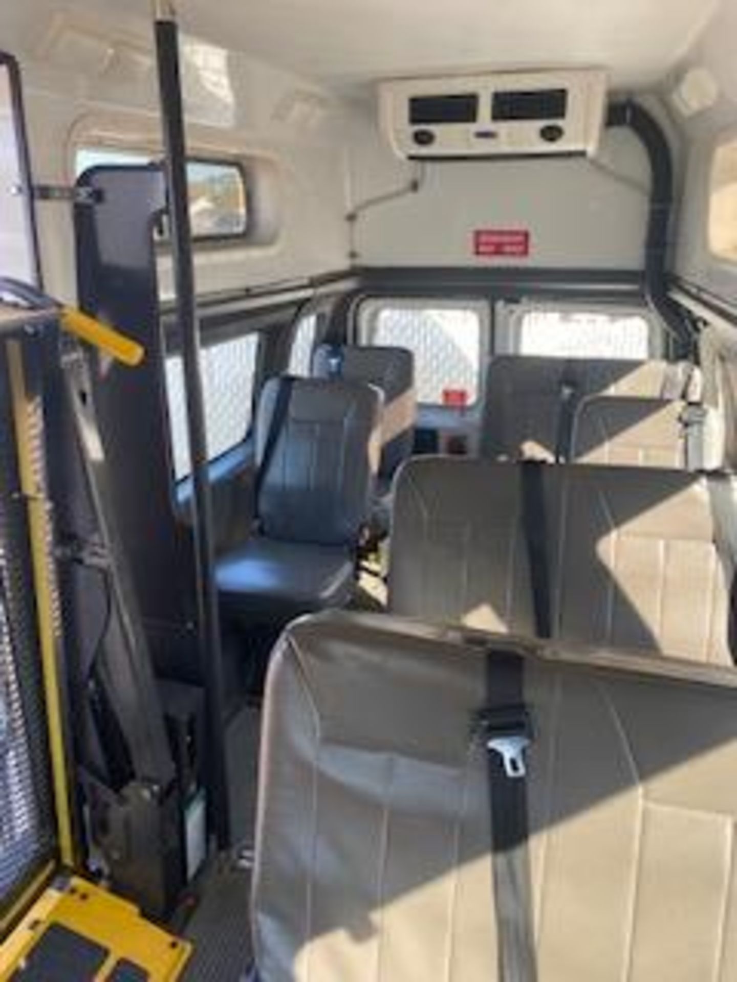 2009 FORD 9 PASSENGER SHUTTLE BUS WITH LIFT - Image 6 of 10