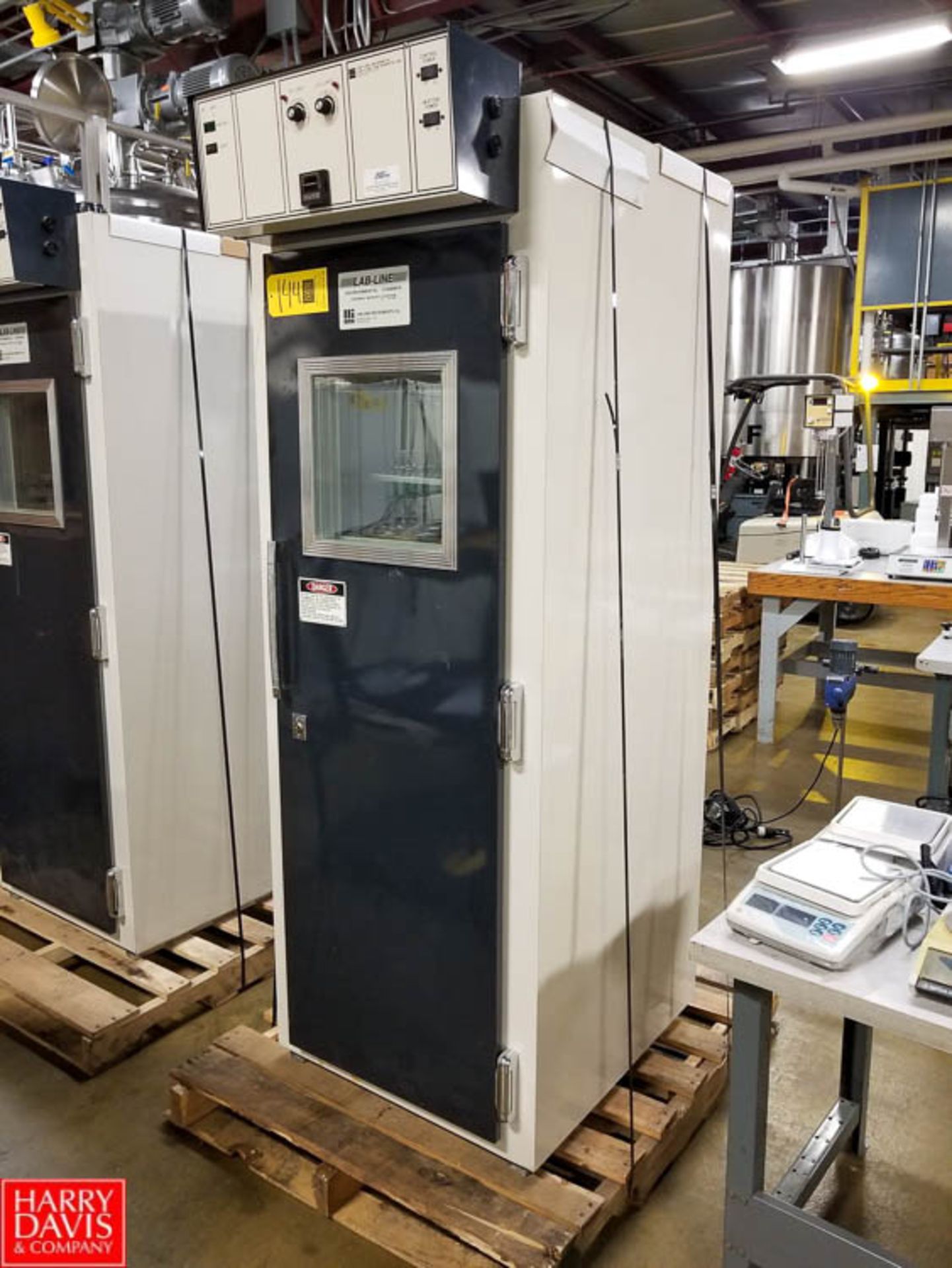 Lab-Line Environmental Chamber Model: 700 SN: 893-001, 120 Volt Rigging Fee: $50