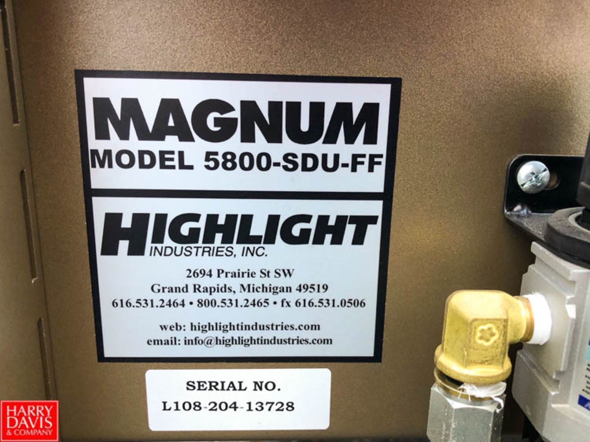 Magnum 700 Case Former and Magnum 5800 Top and Bottom Case Sealer **SUBJECT TO BULK BIDDING** - Image 9 of 10