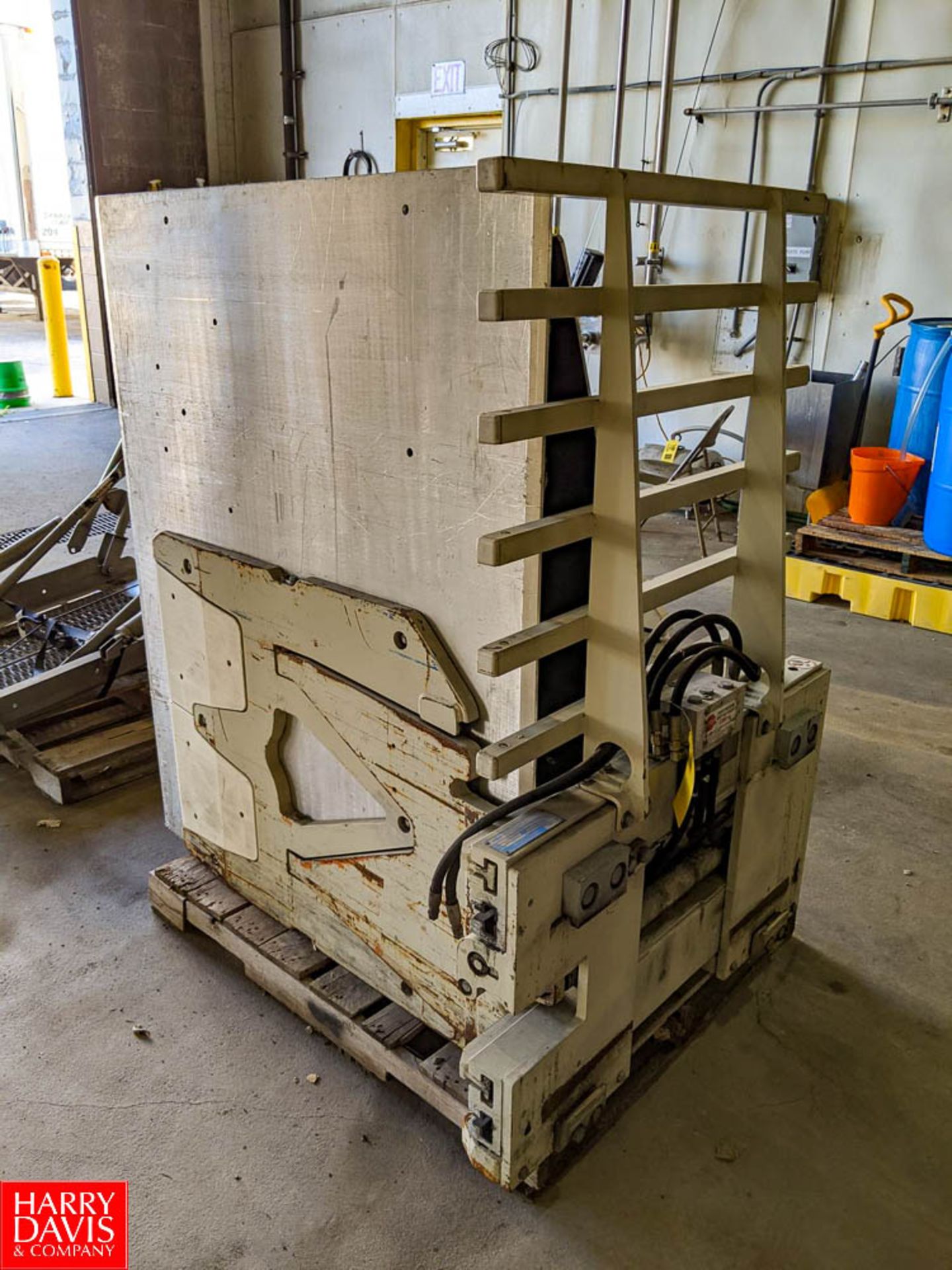 Cascade 2,500 LB Capacity Clamping Forklift Attachment Model: 25D-CCS-35ARO SN: 228552-1R0 (Loc.