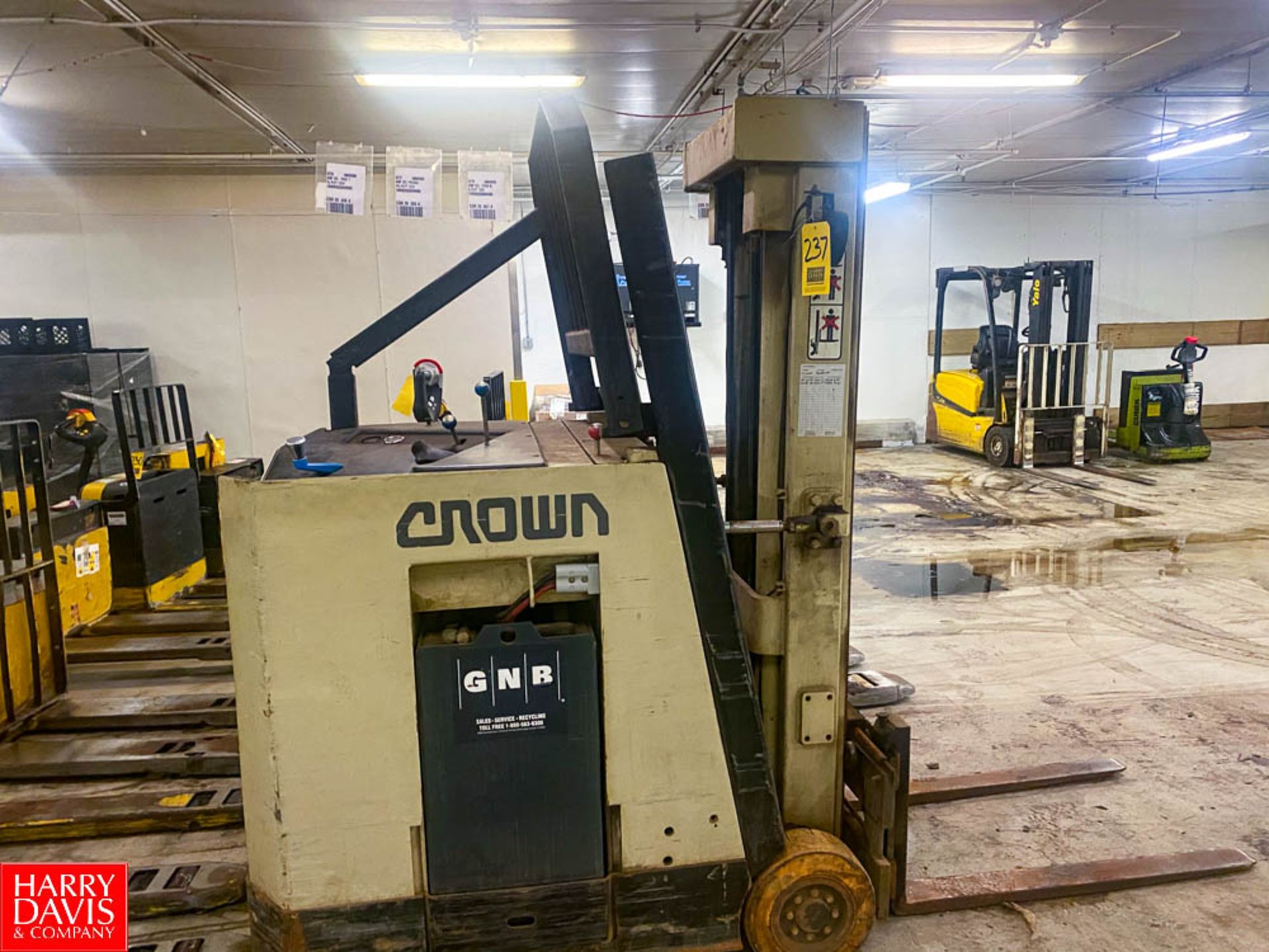 Crown Stand Up Forklift 2700lb Capacity SN: W-51713 Model 30RCTT - Rigging Fee: $ 150