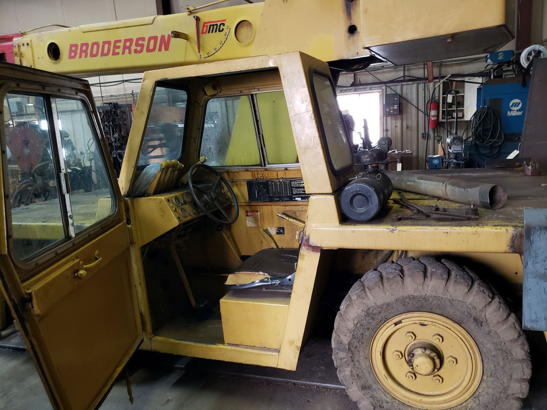 BRODERSON 10 TON ROUGH TERRAIN CRANE MODEL IC80 1B, SN 1092984587 HOURS, DIESEL MODEL IC80 1B, SN - Image 4 of 7