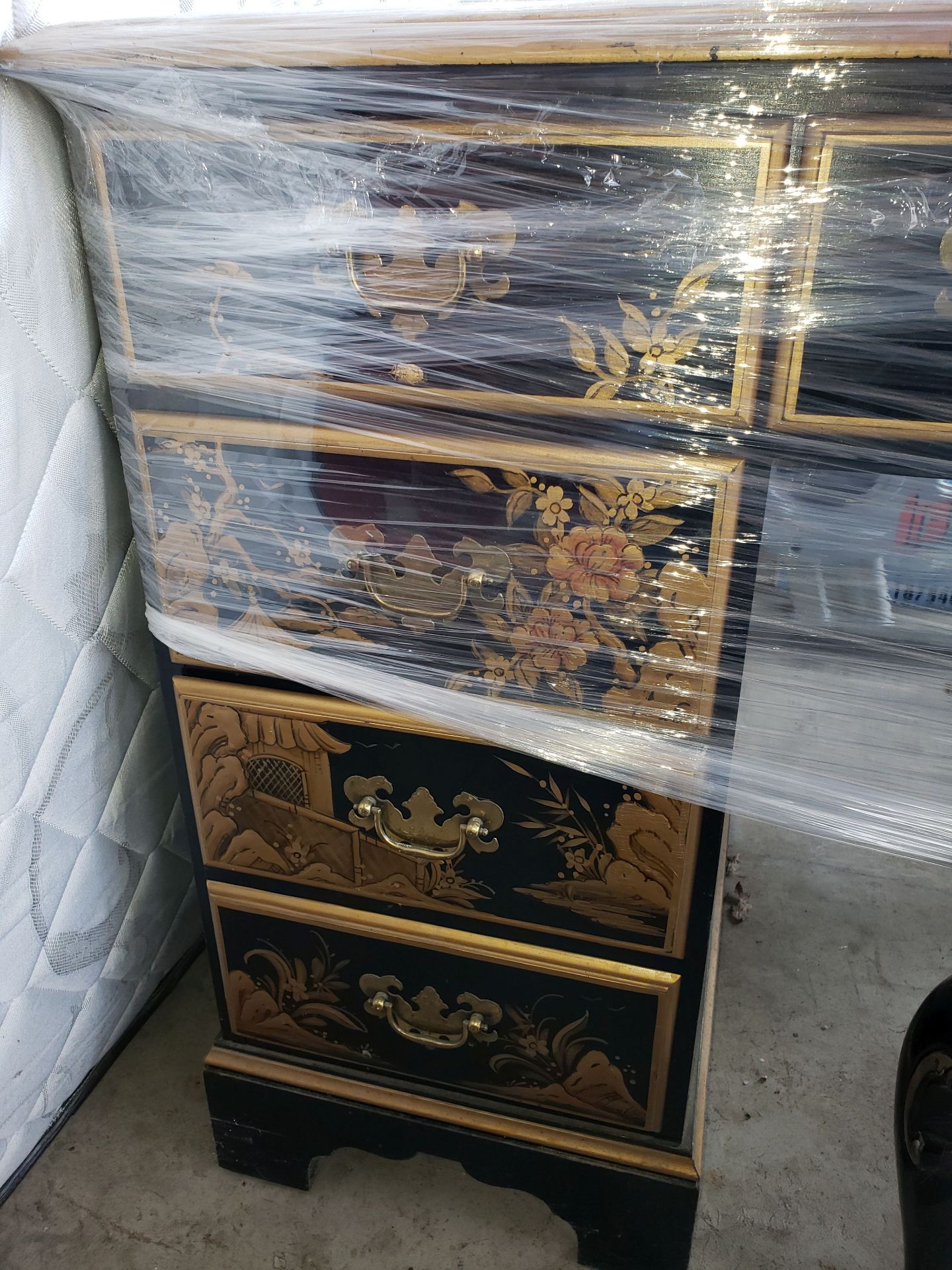 BLACK & GOLD ORIENTAL STYLE DESK & CHAIR - Image 4 of 4